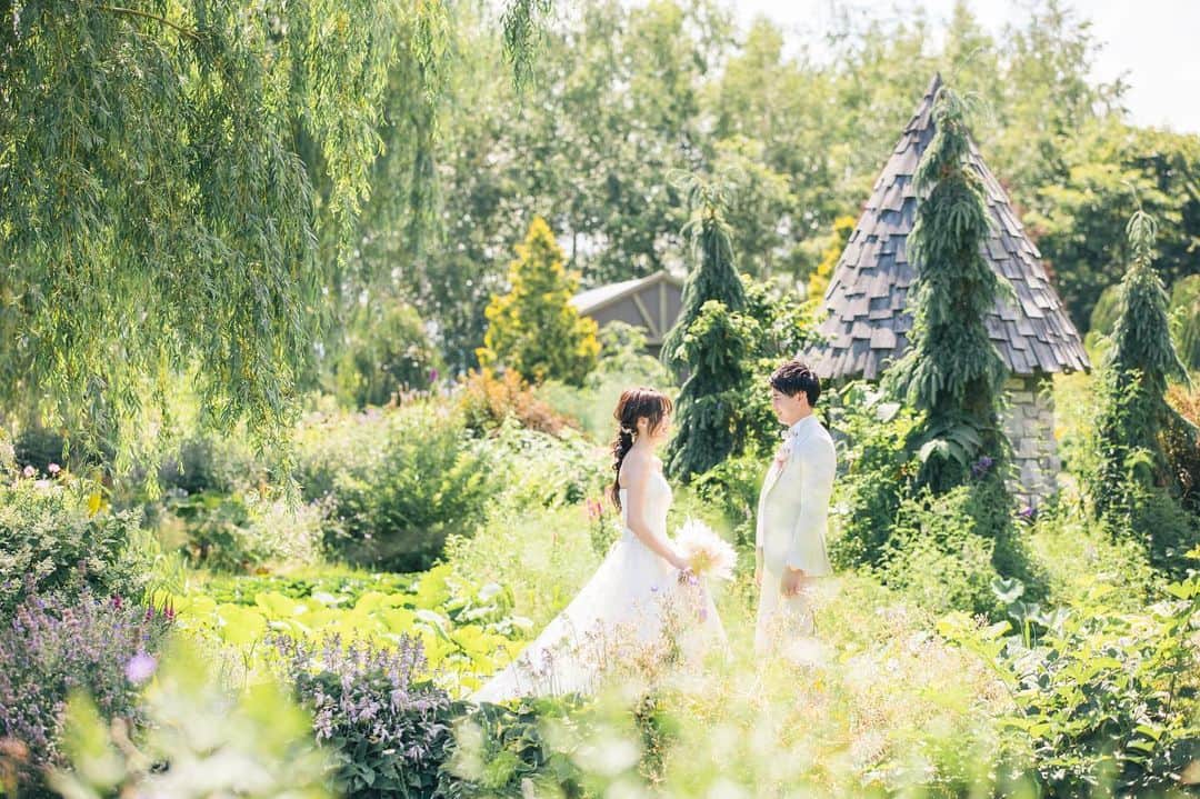 STUDIO SOLAさんのインスタグラム写真 - (STUDIO SOLAInstagram)「⁡ 【北海道の大自然で最高のフォトウェディング🌸】  上野ファームロケーションは可愛い写真が撮りたい方へお薦めのロケ地として毎年多くの方からご要望を頂くロケ地です✨  毎年大好評の 北海道スタジオSOLAが 2023年は6月〜10月で期間限定OPEN☀️  ⁡ 詳しくは最寄りの店舗までお電話またはメールにて お気軽にお問い合わせ下さい😀 ⁡ 今年は札幌に新店舗が4/29にオープンするので 札幌店で和装撮影を行い、美瑛店で洋装撮影行うのも可能です✨ 6月なら札幌オープン記念での特別割もご用意してますので要チェックです♫  デコルテ公式アカウント ▷▷ @decollte_weddingphoto ⁡ スタジオアクアSOLA ▷▷ @studiosola_hokkaido  ⁡ ⁡ #d_weddingphoto #デコルテフォト #スタジオソラ #美瑛前撮り　 #スタジオSOLA #北海道ウェディング　 #撮る結婚式 #ウェディング #ウェディングフォト #フォトウェディング　 #花嫁 #プレ花嫁 #卒花嫁　 #関東花嫁 #リゾートウェディングフォト #花嫁準備 #前撮り #北海道ラベンダー #結婚式 #結婚式準備  #ヘアメイク #洋装前撮り #和装前撮り #ドレス試着 #北海道前撮り  #ウェディングフェア #プレ花嫁さんと繋がりたい #全国のプレ花嫁さんと繋がりたい #日本中のプレ花嫁さんと繋がりたい」4月30日 13時26分 - studiosola_hokkaido