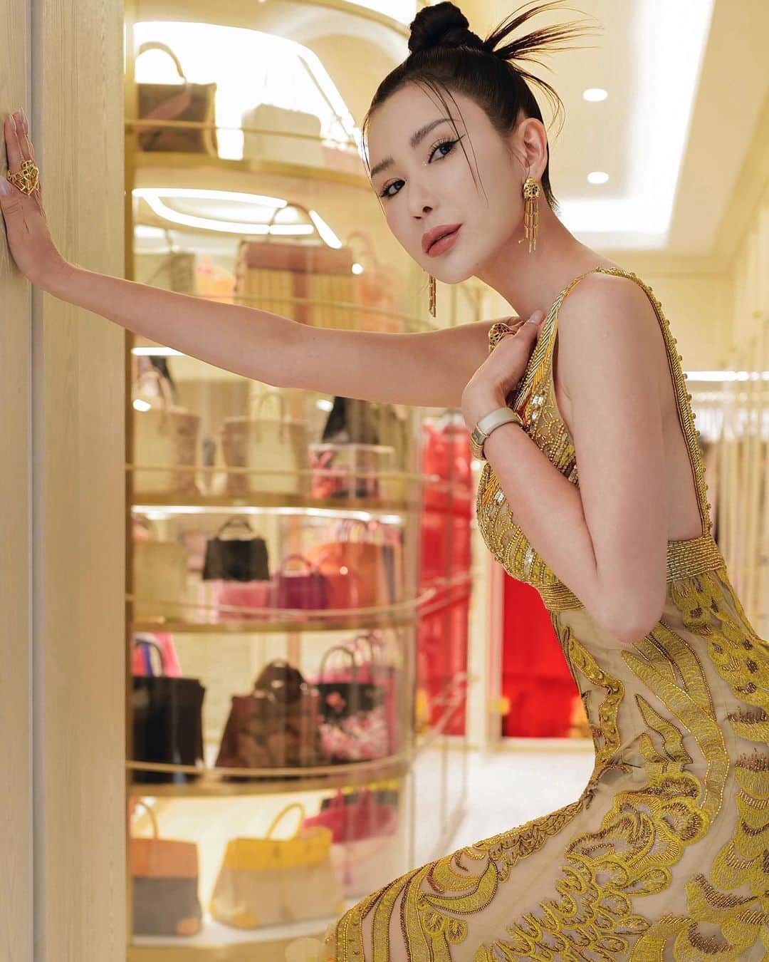 ジェイミー・チュアのインスタグラム：「✨She glows golden.」