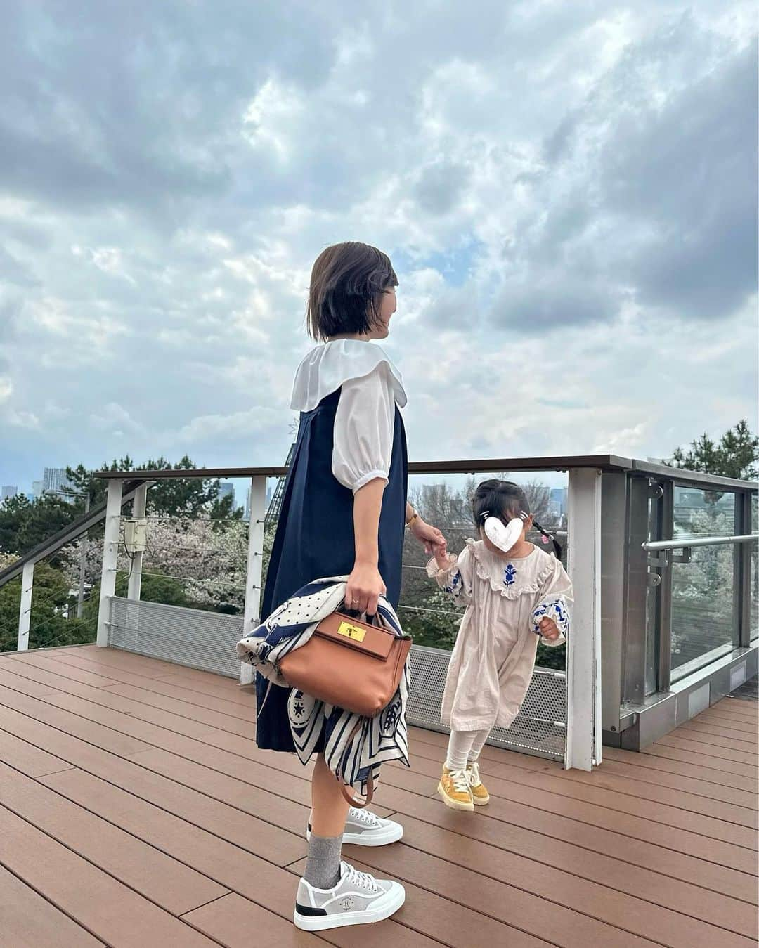 水野佐彩さんのインスタグラム写真 - (水野佐彩Instagram)「・ 先日のお台場👨‍👩‍👧🩵💕  💙 @st.rooney  🤍 @nostalgia_jp  今年のGWは いつぶりかわからないくらい 久しぶりの長めのお休み👱🏽‍♂️🌈🌈  え！嬉しい！という反面 普段夜ご飯は娘と2人でチョーテキトーなので笑 なかなかに大変な日々が待っているなと この土日の連休の予行練習でクタクタ😇w  どこかへ旅行される方も多いのかな？🩵 たくさんの楽しい想い出ができる GWになりますように🫶🏻🫶🏻  #おちびコーデ #おちびの輪 #低身長コーデ #Sサイズコーデ #ママコーデ #ママライフ #2020年ベビー #女の子ママ #女の子ベビー #ブルベ夏 #ブルベ #ブルベサマー #ブライトサマー #ブライトスプリング #ソフトクラシック #ウェーブ #骨格診断ウェーブ #春コーデ #nostalgia #ノスタルジア #noszozo #きょうのわたちたち👩‍👧」4月30日 19時01分 - saaya_mizuno