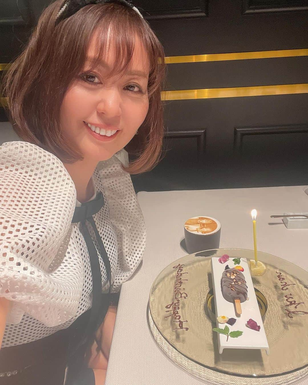 ikuのインスタグラム：「こんばんは🌛 おつかれさま   @ristorante_raffinato  ラッフィナートさん  素敵なお店でお誕生日お祝いしてもらいました💕  @rika_rika_0610  りかちゃんいつもありがとう😃💖 写真入りのラテアートは笑ったな🤣 カヌレはまた次に‼️笑  重箱に入ったお花綺麗やった〜✨ インスタ見ててわかってたけどそれでもちょっとうわ！ってなりました🤣🩷 どれも美味しかったけど最後のチョコアイスめっちゃ好きです🍫😍  #ありがとう#ラッフィナート #芦屋グルメ #アドニシス#アドニシスタ#adonisis#51歳#アラフィフ #お誕生日 #黄砂で目が腫れてるの#笑」