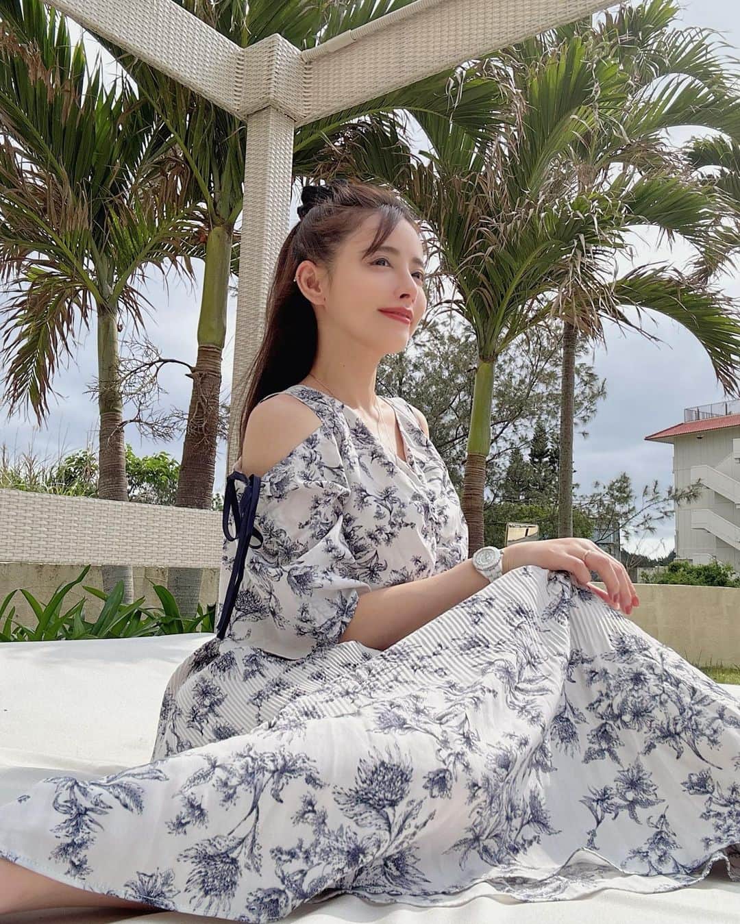ririのインスタグラム：「眩しくて目が🙄あいてないけど かわいいワンピースだから 載せちゃう✌️(*^◯^*)🌴  @duras_official 🔖 海にぴったり🏖  #love #happy #ワンピース #fashion  #cordinate  #duras」