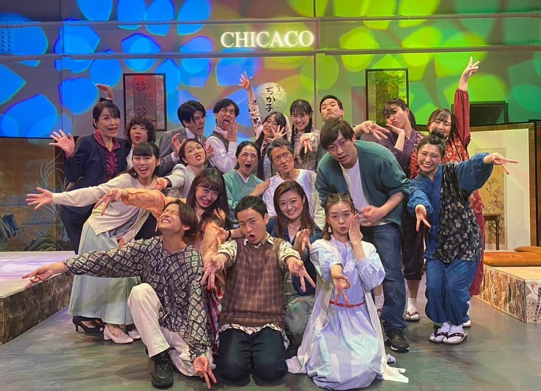 一岡杏奈さんのインスタグラム写真 - (一岡杏奈Instagram)「CHICACO 東京公演終演しました！ 割烹ちか子が大好きです🩵 小林 紗良ちゃんが大好きです🐥  舞台に立ってお芝居をして、カーテンコールでお客様のお顔を見た時、とっても幸せな気持ちに包まれます。舞台に立てる喜び、お客様に観ていただける幸せをしっかりかみ締めて感謝の気持ち忘れず、神奈川公演も頑張ります🔥  5.4~7 ラゾーナ川崎プラザソルでお待ちしております🪭  #CHICACO #CHICACO2023 #Ougi #CHICAGO #割烹 #キンケロシアター #ラゾーナ川崎プラザソル」4月30日 18時57分 - anna_ichioka