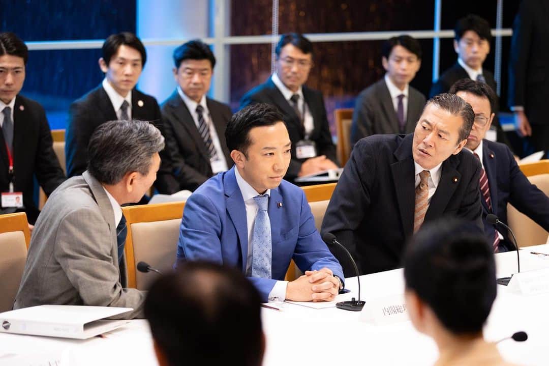 テレビ朝日「緊急取調室」のインスタグラム：「⠀ ◤𝚜𝚝𝚘𝚛𝚢.Ⅰ◢  🚨「空白の10分」① ￣￣￣￣￣￣￣￣￣￣ 超大型台風が連続発生し、 国家を揺るがす非常事態の最中、 内閣総理大臣・長内洋次郎(#市川猿之助)は、 災害対策会議に10分遅れて到着する…  劇場版「#緊急取調室 THE FINAL」 🎬6月16日(金)公開 #天海祐希」