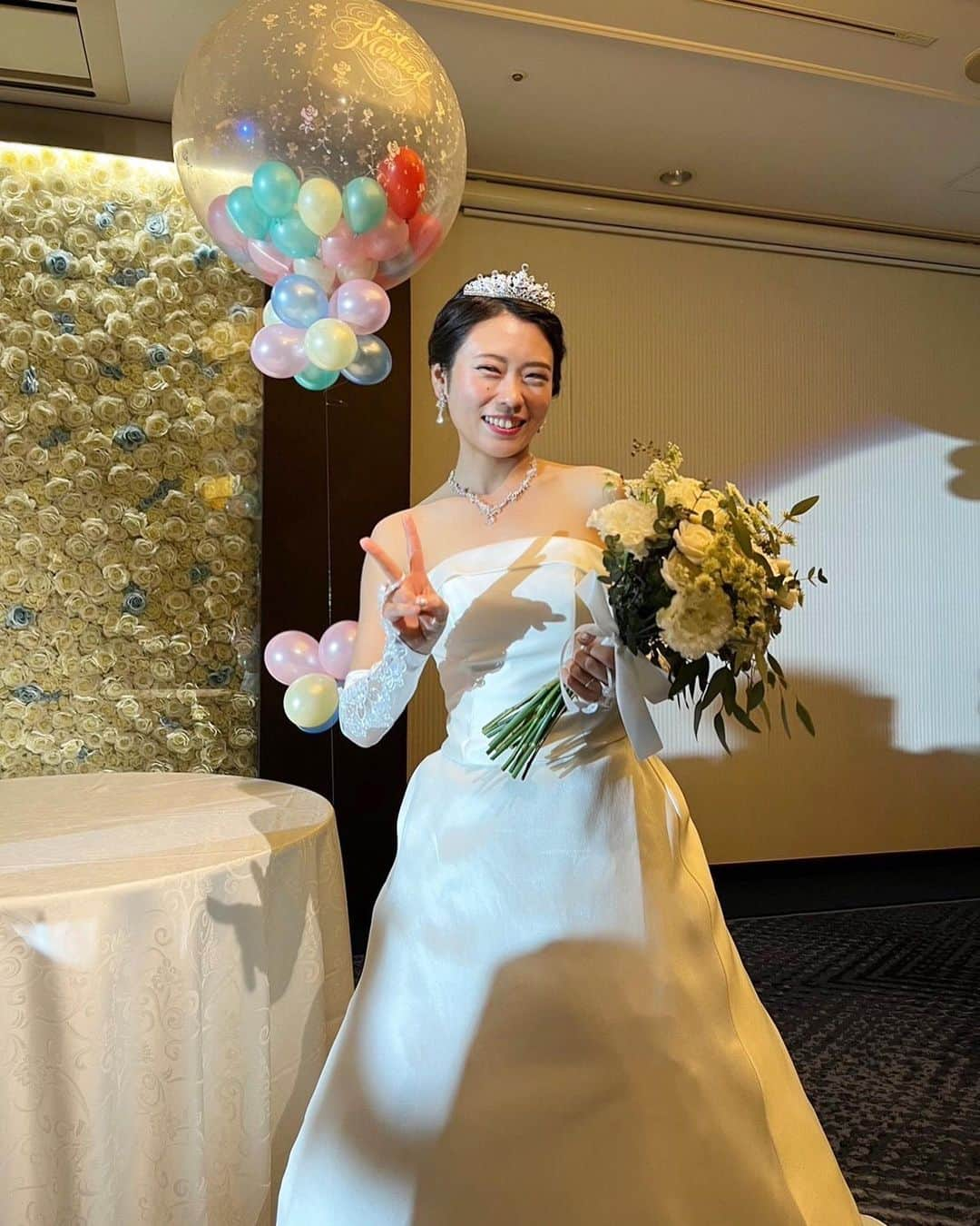 立花このみさんのインスタグラム写真 - (立花このみInstagram)「. wedding🤍🤍🤍 . . 父の死やコロナがあり ずっと出来ないでいた そして もう出来ないと思っていた 結婚式を挙げる事が出来ました。 . 父の夢だったバージンロードは 大好きな兄が父をかかえて 歩いてくれました👨🏻💙 . ママにベールを下げてもらい そこを父と兄が見守ってくれてる シーンが1番感情が湧き出て 涙涙でした🥲 . そしてファミリー婚という 新しい形で結婚式を行ったので 何よりも子ども達がいっっちばん 頑張っててそこにも涙止まらず🥹 . 結婚式の準備はやっぱり大変で 子ども達を放置しながら すすめたこともあったし 頭の中は結婚式の準備で忙しい でいっぱいで何度も子ども達に 当たってしまったり🤦‍♀️ いっその事、式挙げない方が いいんじゃないかな なんて思ったことも何度もあったけど 式を終えてから 「素敵な式に呼んでくれてありがとう」 というたくさんの声や やっぱり私の家族、親戚 旦那の家族にものすごく喜んでもらえて 心の底から挙げてよかった 頑張ってよかったと思った😢💕 . 改めて たくさんの方にありがとうという 感謝の気持ちを伝える場ができて 祝福される場ができて しあわせな時間でしたとさ🕊💚 . . . #wedding #ファミリー婚 #オリエンタルホテル東京ベイ #子連れ結婚式 #ウエディングドレス　#ママ花嫁」4月30日 13時34分 - avilla_konomi