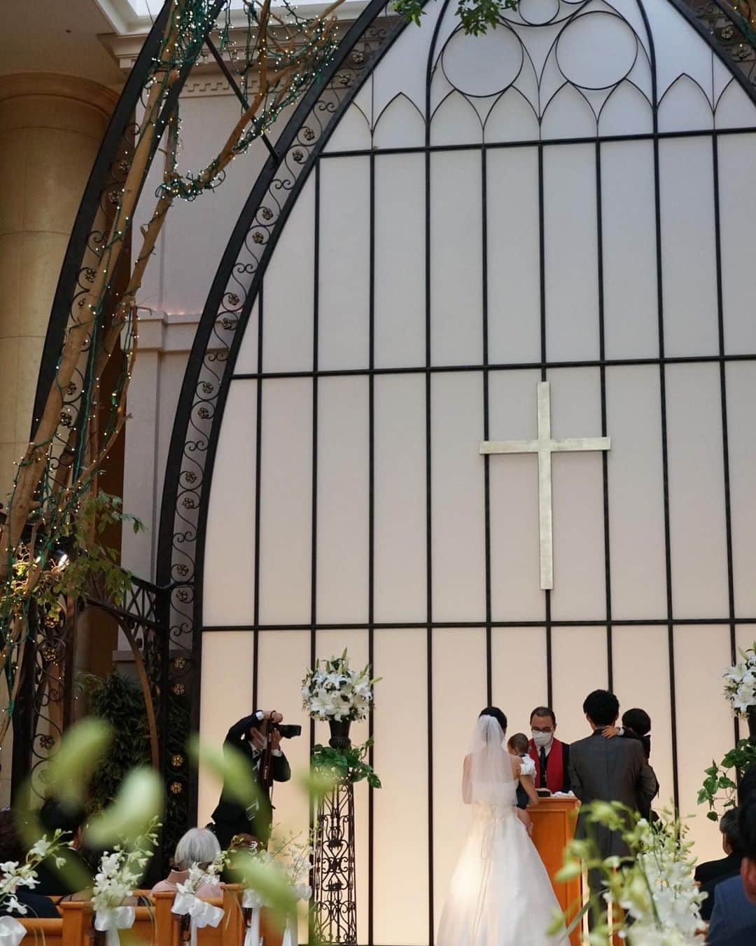 立花このみさんのインスタグラム写真 - (立花このみInstagram)「. wedding🤍🤍🤍 . . 父の死やコロナがあり ずっと出来ないでいた そして もう出来ないと思っていた 結婚式を挙げる事が出来ました。 . 父の夢だったバージンロードは 大好きな兄が父をかかえて 歩いてくれました👨🏻💙 . ママにベールを下げてもらい そこを父と兄が見守ってくれてる シーンが1番感情が湧き出て 涙涙でした🥲 . そしてファミリー婚という 新しい形で結婚式を行ったので 何よりも子ども達がいっっちばん 頑張っててそこにも涙止まらず🥹 . 結婚式の準備はやっぱり大変で 子ども達を放置しながら すすめたこともあったし 頭の中は結婚式の準備で忙しい でいっぱいで何度も子ども達に 当たってしまったり🤦‍♀️ いっその事、式挙げない方が いいんじゃないかな なんて思ったことも何度もあったけど 式を終えてから 「素敵な式に呼んでくれてありがとう」 というたくさんの声や やっぱり私の家族、親戚 旦那の家族にものすごく喜んでもらえて 心の底から挙げてよかった 頑張ってよかったと思った😢💕 . 改めて たくさんの方にありがとうという 感謝の気持ちを伝える場ができて 祝福される場ができて しあわせな時間でしたとさ🕊💚 . . . #wedding #ファミリー婚 #オリエンタルホテル東京ベイ #子連れ結婚式 #ウエディングドレス　#ママ花嫁」4月30日 13時34分 - avilla_konomi