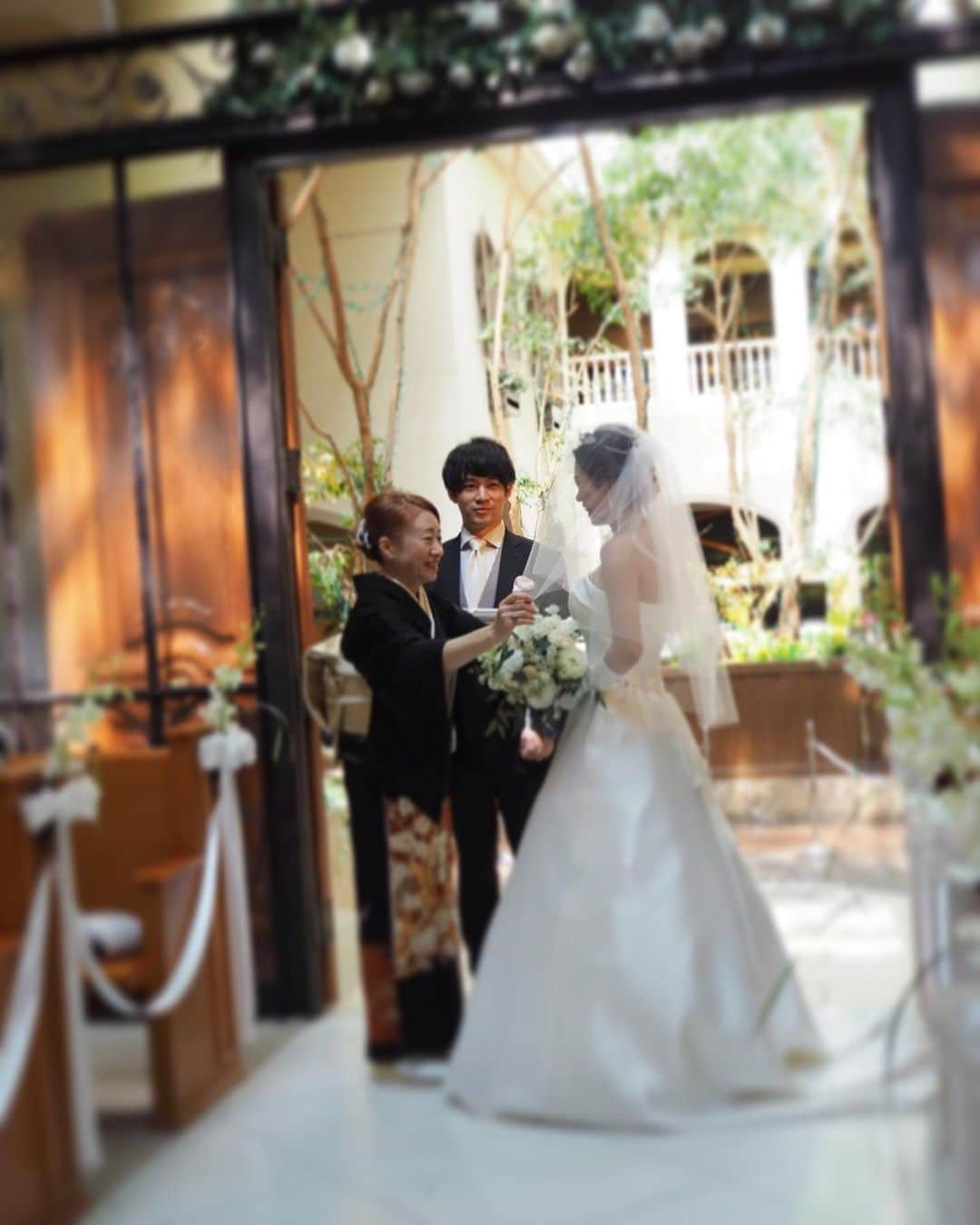 立花このみさんのインスタグラム写真 - (立花このみInstagram)「. wedding🤍🤍🤍 . . 父の死やコロナがあり ずっと出来ないでいた そして もう出来ないと思っていた 結婚式を挙げる事が出来ました。 . 父の夢だったバージンロードは 大好きな兄が父をかかえて 歩いてくれました👨🏻💙 . ママにベールを下げてもらい そこを父と兄が見守ってくれてる シーンが1番感情が湧き出て 涙涙でした🥲 . そしてファミリー婚という 新しい形で結婚式を行ったので 何よりも子ども達がいっっちばん 頑張っててそこにも涙止まらず🥹 . 結婚式の準備はやっぱり大変で 子ども達を放置しながら すすめたこともあったし 頭の中は結婚式の準備で忙しい でいっぱいで何度も子ども達に 当たってしまったり🤦‍♀️ いっその事、式挙げない方が いいんじゃないかな なんて思ったことも何度もあったけど 式を終えてから 「素敵な式に呼んでくれてありがとう」 というたくさんの声や やっぱり私の家族、親戚 旦那の家族にものすごく喜んでもらえて 心の底から挙げてよかった 頑張ってよかったと思った😢💕 . 改めて たくさんの方にありがとうという 感謝の気持ちを伝える場ができて 祝福される場ができて しあわせな時間でしたとさ🕊💚 . . . #wedding #ファミリー婚 #オリエンタルホテル東京ベイ #子連れ結婚式 #ウエディングドレス　#ママ花嫁」4月30日 13時34分 - avilla_konomi