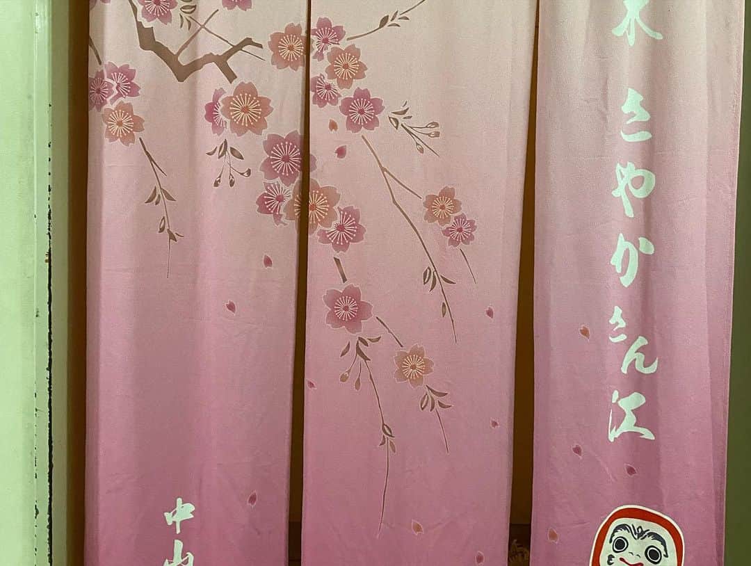 青木さやかさんのインスタグラム写真 - (青木さやかInstagram)「仙台公演です。 「おかしな二人」 明日仙台千秋楽です。皆さまお待ちしています。楽屋では洗濯をほしてベッドを作りました。」4月30日 13時36分 - sayaka___aoki
