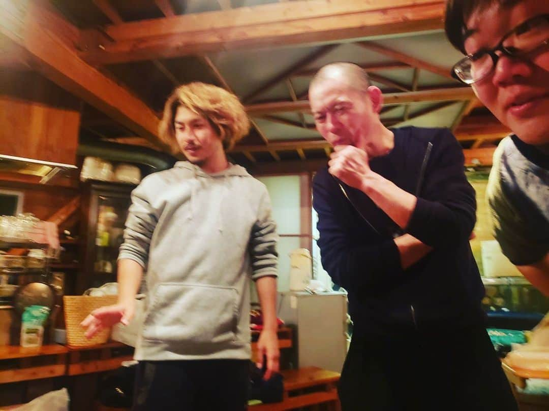 荒澤守さんのインスタグラム写真 - (荒澤守Instagram)「・ 新宿梁山泊　伊豆遠征の一コマ ・ 「あの夜のあの時」 ・ 考えるばらばさんとひょっこりこーぴー！ @barabbas_okuyama  @kopiyeaoh  ・ 私は毛量爆発中です笑 ・ ・ 新宿梁山泊第74回公演 テント版「少女都市からの呼び声」  作：唐十郎　演出：金守珍　  2023 年 6月 11日（日）～6月 26日（月）　 毎夜19:30開演 ※15日、22日は休演日  @新宿・花園神社境内特設紫テント ・ THEATER MILANO-Zaオープニングシリーズ COCOON PRODUCTION 2023 『少女都市からの呼び声』  2023/7/9(日)～8/6(日) 会場：THEATER MILANO-Za (東急歌舞伎町タワー6階)」4月30日 13時37分 - mamoru_arasawa