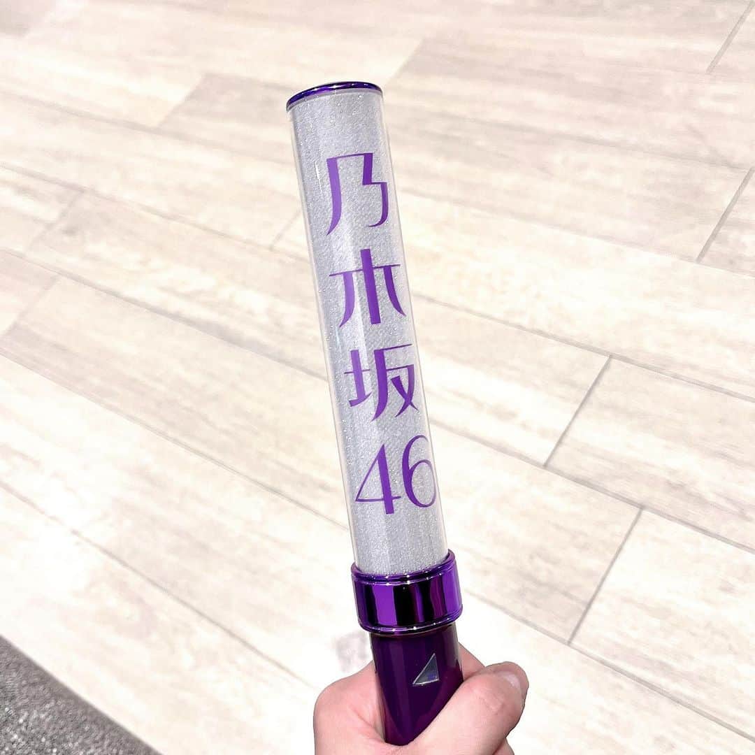 鈴木絢音のインスタグラム：「お久しぶりです、鈴木絢音です。 先日、32ndSG アンダーライブを拝見させていただきました。 私が観に行くことで、メンバーのみんながプレッシャーを感じてしまうのではないか、緊張してしまうのではないかと思い、配信で拝見しようと思っていたのですが、 先週、佐藤楓ちゃん・向井葉月ちゃんとご飯に行った際に、アンダーライブ ぜひ観に来てください！とお誘いをいただいたので、東京ガーデンシアターで拝見させていただきました。 10年間、乃木坂46メンバーとしてたくさんのステージに立ってきましたが、私は家族や友人 卒業していったメンバーに、ぜひ観に来てください！と、誘えたことは一度もありませんでした。 だから、観に来てください！という言葉の裏にある、努力に基づく自信に惹かれたのだと思います。 もしも配信で拝見していたら、観に行かなかったことを後悔していたことでしょう。 心が ぶわっと熱くなる、最高のライブを会場で見届けられたこと、とても幸せに思います。 そして、みんなの先輩だったことを誇らしく思いました。 素敵な時間をありがとうございました。」