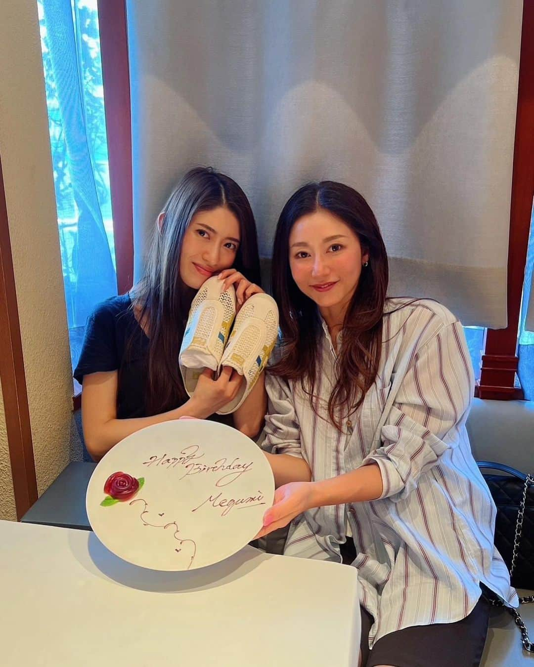 柳めぐみさんのインスタグラム写真 - (柳めぐみInstagram)「. . 先日 @az_flowers_ayakomochida ちゃんにお誕生日お祝いしてもらいました🥰🤝🌹  連れて行ってくれたお店がそれはそれは素敵で感激でした🥹👏  色々考えてくれて本当にありがとう🤍  大人になって出会った何でも話せる存在は尊すぎる🙏✨  可愛いプレゼントもありがとう🤍 たくさん履きたいけど大事に綺麗に保ちたい😂🫶  めちゃくちゃ嬉しかった🤍 これからも末永くよろしくお願いします☺️🤝  #誕生日お祝い #友達 #尊い #エンターテイメント #また行きたい」4月30日 13時41分 - yanameguchan