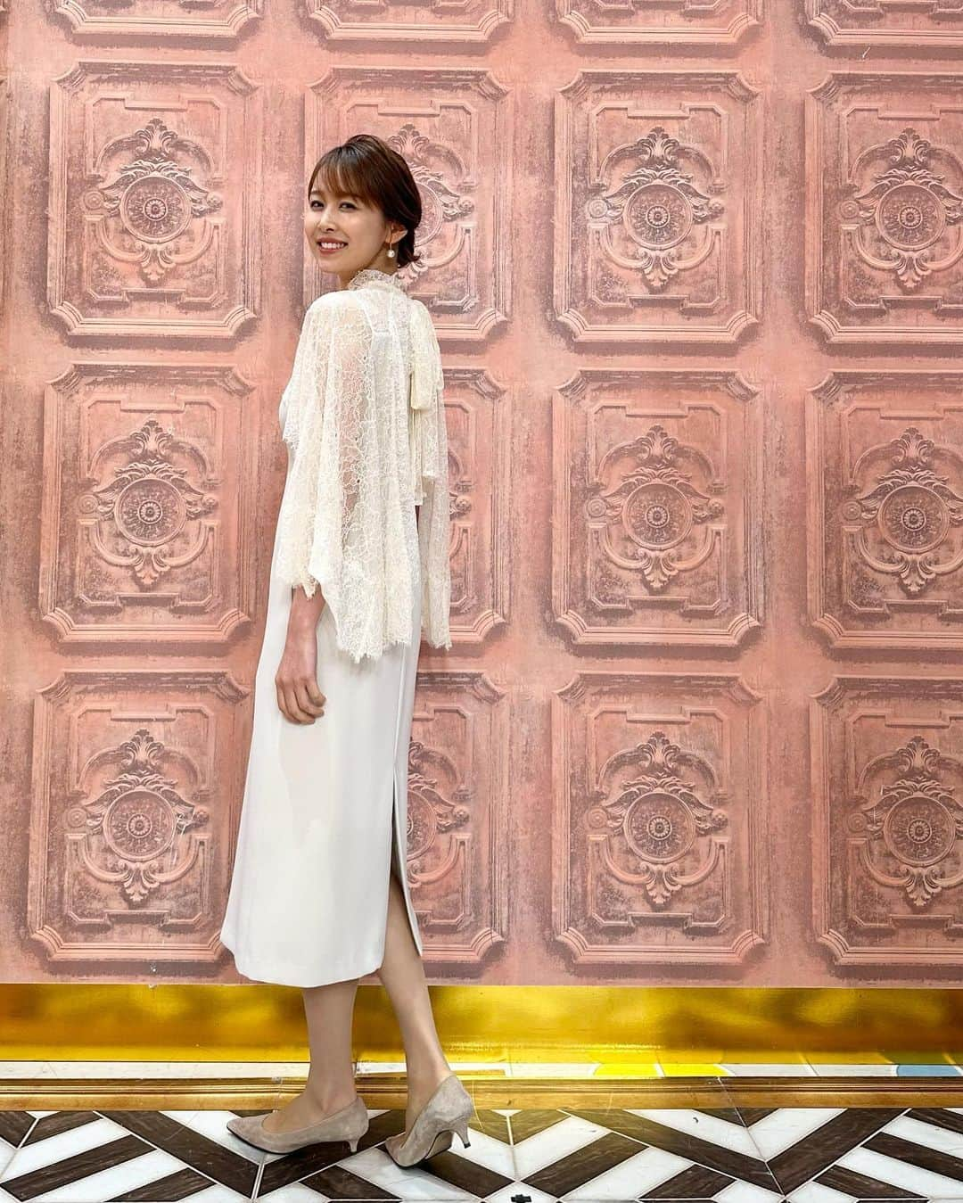 良原安美さんのインスタグラム写真 - (良原安美Instagram)「本日の サンデージャポンの衣装😊 ⁡ 3枚目、 動くたびゆらゆら動きがあって、 手を広げると、 あの歌姫風？ スタイリストさんと 盛り上がりました。笑 ⁡ ⁡ ワンピース CELFORD  ⁡ ⁡ みなさま 良い休日、ゴールデンウィークを お過ごしください🙏🙏 ⁡ ⁡ #サンデージャポン」4月30日 13時42分 - yoshiharaami