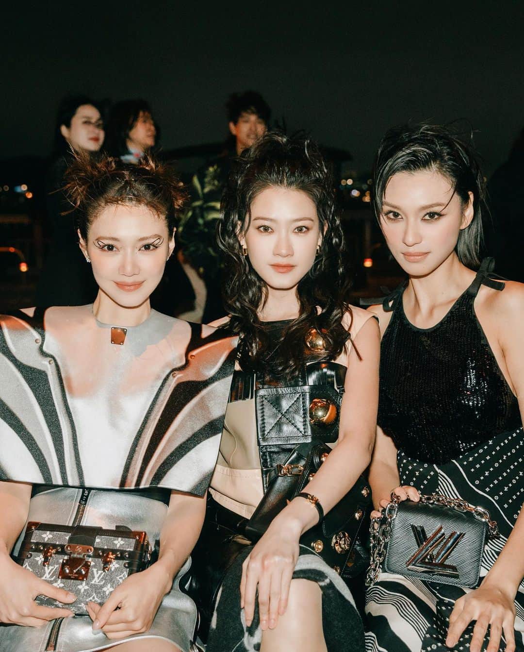 Elva Niさんのインスタグラム写真 - (Elva NiInstagram)「It’s always exciting to meet with new people and catch up with friends from all over the world 🗺️ Thank you for the incredible night @louisvuitton  #louisvuitton #lvprefall23  Makeup by me 🧏🏻‍♀️ Hair by @singsing113  📸 by @fish_et_porridge」4月30日 13時44分 - misselvani