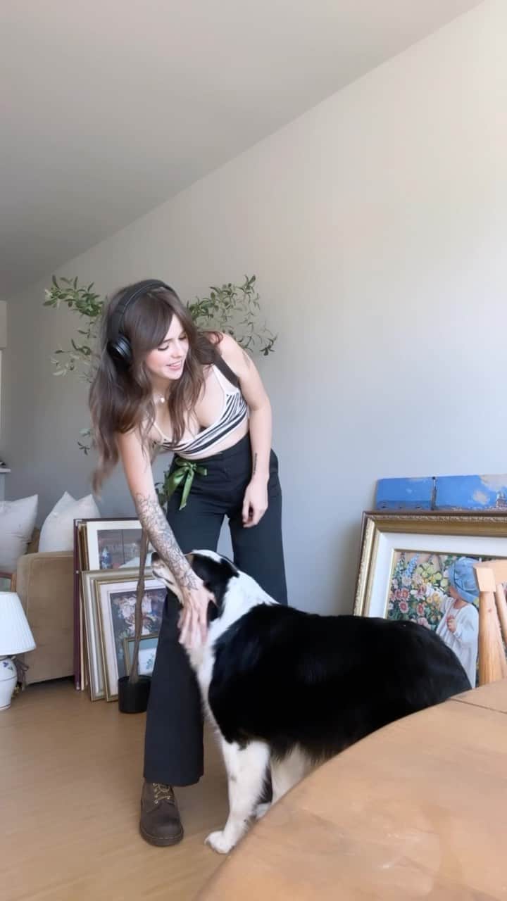のインスタグラム：「This song has been my national anthem this past week. Had to share. Along side my outfit of ze day! Also… no satchel!!? What!!! Who is she!!!!?! Ok Love u!!!!!!   Details: Shirt - @brandymelvilleusa  Pants - @dickies @urbanoutfitters  Song - Bit Part by @thelemonheadsofficial 🖤」
