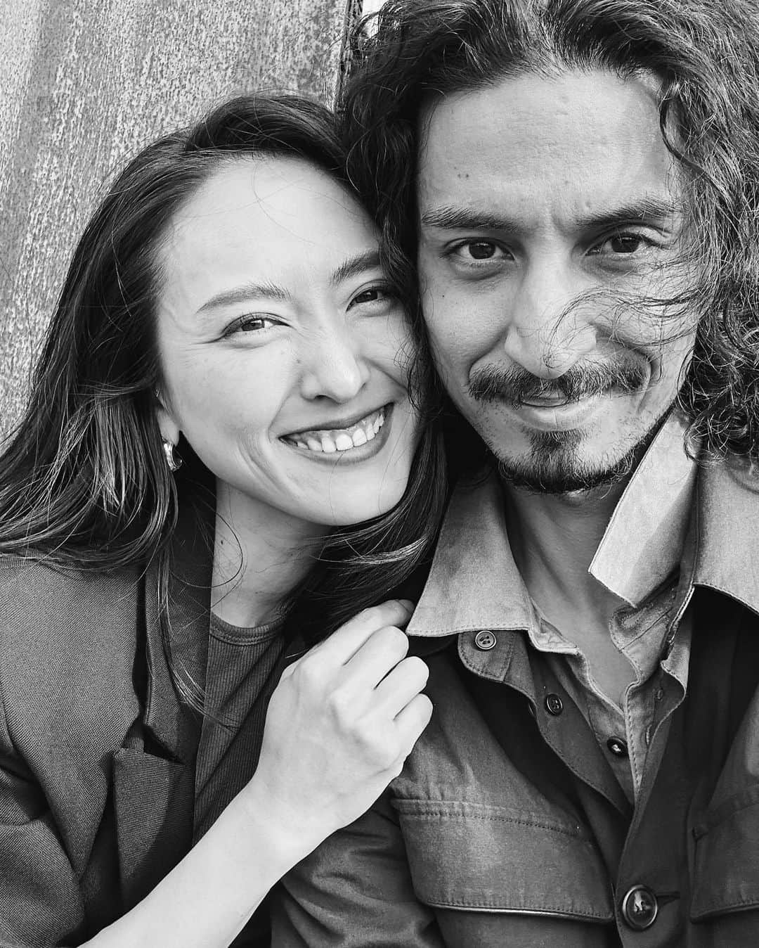 尾形沙耶香さんのインスタグラム写真 - (尾形沙耶香Instagram)「Happy 8th Wedding Anniversary 👫🏻🫧  香水には、ほんの少しだけとても臭い香りが混ぜられていると聞いた事がある。  自分の夫婦関係について考える時、私はいつもこの話しを思い出す。大好きで大切な存在である事が大前提でも、全く違う環境で育った大人が一つ屋根の下で暮らしていれば、合わないと感じる点はいくつもでてくる。相手の好きな所を100個挙げるよりも、直して欲しいと思う所を挙げていく方が簡単ではないだろうか？例え、苦手な所が99個に対して、好きな所がたった1つしかなかったとしても、その1つが残りの全てを忘れさせるくらい強い物だとしたら、良い香りだけではスペシャルな1本を作り出せない香水の原理と繋がる気がするからだ。  念のため書き足しておくと、私が夫に対して99個も苦手な所がある訳ではないですが、意見の相違や日々のすれ違いがあっても、相手に対する揺るがない想いがあれば心配ないと思っているという例ですね。私が思う夫の1番好きな所は..またの機会に♡  #weddinganniversary  #結婚記念日」4月30日 13時46分 - sayakaogata