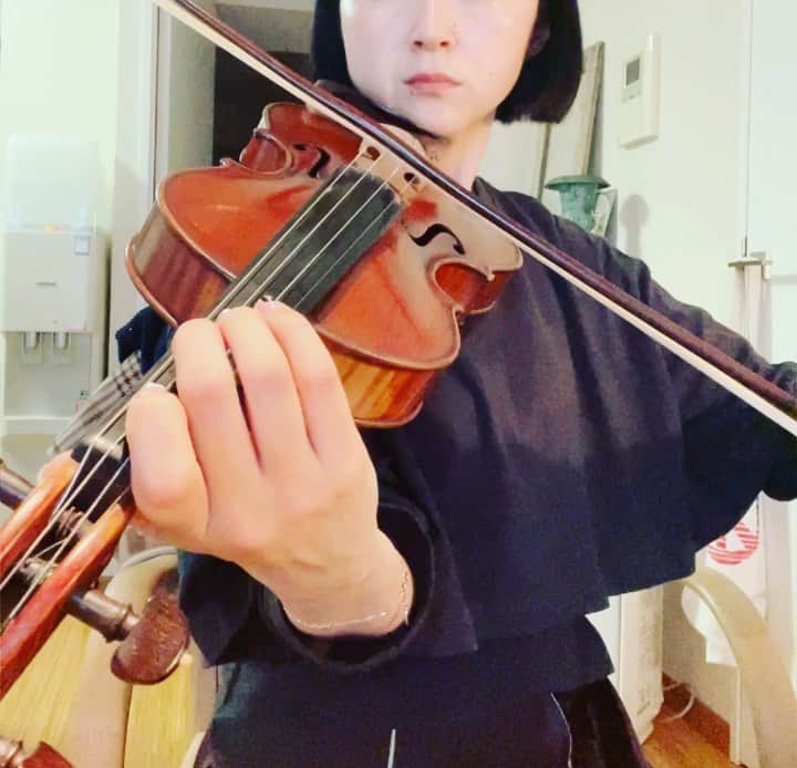 のインスタグラム：「✴︎✴︎✴︎ practice🎻  学生の頃よーーーくやった 難しいパッセージのリズム練習。  ゆっくり→リズム練習→少しずつ早く→本来のテンポで♩   LIVEの中で このパッセージを見つけられた人は天才👀  5/4 ArcoIris LIVEのご予約は ↓ @nakamegurorakuya  #中目黒楽屋　 さんのホームページ内スケジュール欄よりお願い致します。  #ArcoIris @minoxx @kosei_88  #LIVE #中目黒楽屋 #gw #acousticmusic  #violin #violinist  #practice #🎻 #passage #リズム練習 #激ムズパッセージ」