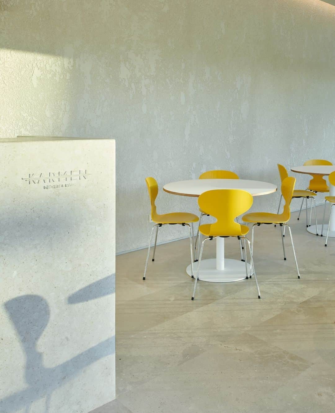 フリッツハンセンさんのインスタグラム写真 - (フリッツハンセンInstagram)「Beautiful shapes in striking colour. ⁠ ⁠ Eye-catching Ant™ chairs by Arne Jacobsen catch the eye in this cool, modern minimalist café setting. ⁠ ⁠ What do you think of this setting? Share your thoughts in the comments. ⁠ ⁠ See the full range of Ant™ chairs via the link in bio.⁠ ⁠ Credits: @enriquejerez_ @rebecapiedraduenas⁠ Photography: @bergeraphoto」4月30日 14時00分 - fritzhansen
