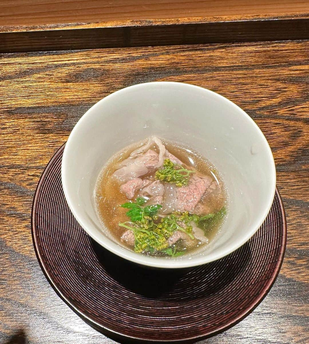 穂川果音さんのインスタグラム写真 - (穂川果音Instagram)「美味しい肉割烹に行きたく🤤気になっていた上に行ってきたよ〜🍖 この季節は花山椒が美味しくて幸せな気持ちになりました♡ 〆はラーメンとカレーが出てきて、もちろん2つとも食べました笑  さて、本日は日曜サンデー(TBSラジオ)です😊 今日は美味しいものが食べられる中継と聞いているのでワクワクです  だいたい16時頃からだよ〜聴いてくださいね✨  #肉割烹　#西麻布　#foodie #tbsラジオ #tokyofood」4月30日 14時01分 - hokawakanonn