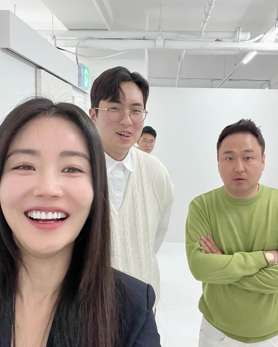 ファンウ・スルヘのインスタグラム：「항상 감사합니다~~가족같은 th 식구분들, 최고의 대표님 , 울 찬이 ,멋진 대행매니저님 ~~~~🙏❤️」
