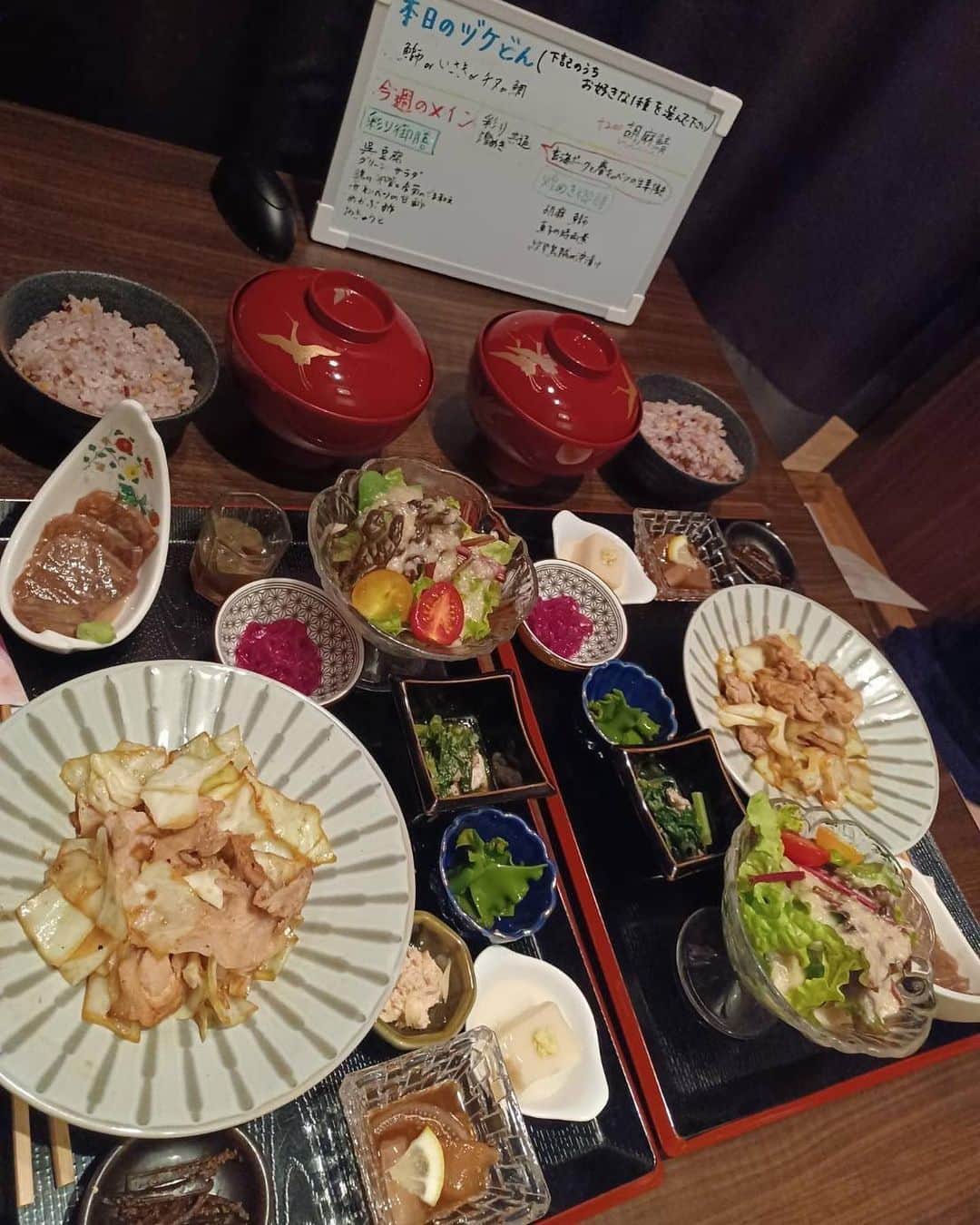 小川理子さんのインスタグラム写真 - (小川理子Instagram)「九州から帰る日。地元の食材を使った、『福岡』ならではのご飯が食べたくて 「糸島旬送和食 喜友」へ🤤  地産地消のお店をもとめてたから嬉しい‼︎♡  ランチ限定【30品目の煌めき御膳】✨ 糸島の旬の野菜を中心としたお肉やお魚をメインに、バランス良くいただけるの‼︎  ☆メイン 玄海ポークと春キャベツの生姜焼き  ☆贅沢小鉢３種 ・胡麻鯛 ・鰤のワタのみぞれ和え　　 ・蛸と新若布土佐酢和え  ☆小鉢６種 ・めかぶ酢 ・グリーンサラダ ・新牛蒡ナッツ和え ・赤キャベツ甘酢漬 ・鰤南蛮漬 ・鰯の梅肉和え  ☆瑞梅寺の井上さん家の元献上米 or もち麦入り18穀米  ☆あかもくと菜の花の味噌汁  ☆糸島野菜浅漬け  美味しい和食に、雰囲気も日本料理やさんならではの落ちついた居心地良い雰囲気、店員さんが着物なのも素晴らしい😍ドリンクメニューもたくさんあって、、ソフトドリンクオーダーにしちゃったけど、つぎは地酒も飲みたい‼︎  博多駅筑紫口歩いてすぐの地下飲食街にこんな素敵なお店があるなんて♡ テーブル席や御座敷、個室にカウンター、、どんなシーンにも対応できるね🥺  なにより、優しい味わいに身体が喜んでるし福岡の地元、糸島産食材の数々、、 あーおいしかった♡ 他にランチコースや玄界灘の鮮魚を活かした海鮮丼のメニューもたくさんあるから、また博多によった時は行きたい‼︎ 地元の方はもちろん、博多訪問予定の方はチェックして🤔✨  PR 糸島旬送和食 喜友 @itoshimasyunsouwasyokukiyu #糸島旬送和食喜友 #喜友 #博多グルメ #博多ランチ #博多海鮮 #博多定食 #博多日本料理 #博多グルメ #糸島野菜 #hakatajapaneserestaurant」4月30日 14時22分 - ogawariko11
