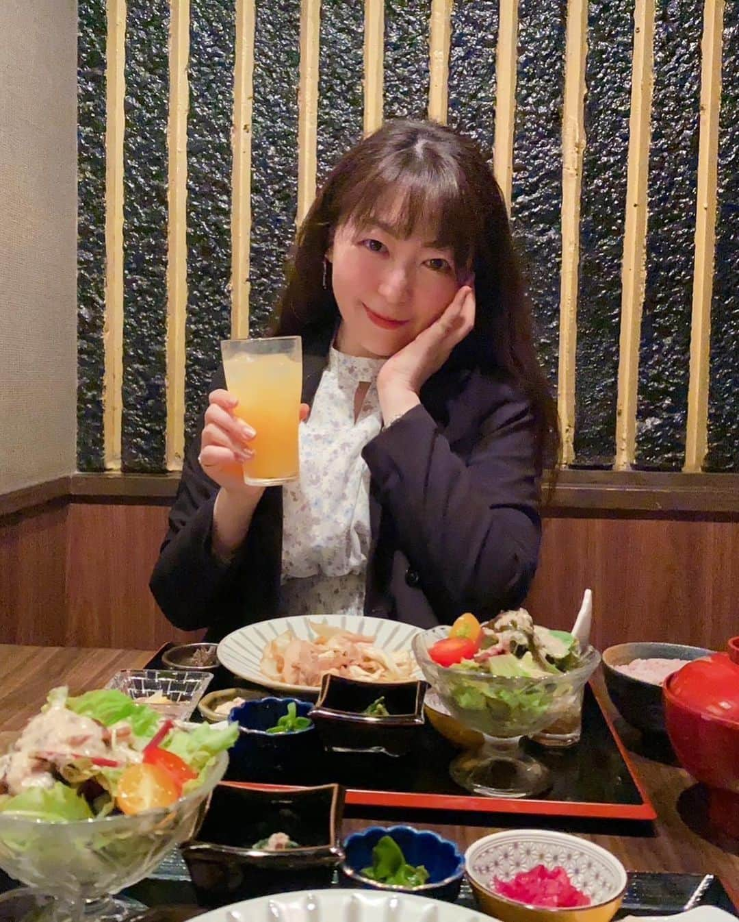 小川理子のインスタグラム：「九州から帰る日。地元の食材を使った、『福岡』ならではのご飯が食べたくて 「糸島旬送和食 喜友」へ🤤  地産地消のお店をもとめてたから嬉しい‼︎♡  ランチ限定【30品目の煌めき御膳】✨ 糸島の旬の野菜を中心としたお肉やお魚をメインに、バランス良くいただけるの‼︎  ☆メイン 玄海ポークと春キャベツの生姜焼き  ☆贅沢小鉢３種 ・胡麻鯛 ・鰤のワタのみぞれ和え　　 ・蛸と新若布土佐酢和え  ☆小鉢６種 ・めかぶ酢 ・グリーンサラダ ・新牛蒡ナッツ和え ・赤キャベツ甘酢漬 ・鰤南蛮漬 ・鰯の梅肉和え  ☆瑞梅寺の井上さん家の元献上米 or もち麦入り18穀米  ☆あかもくと菜の花の味噌汁  ☆糸島野菜浅漬け  美味しい和食に、雰囲気も日本料理やさんならではの落ちついた居心地良い雰囲気、店員さんが着物なのも素晴らしい😍ドリンクメニューもたくさんあって、、ソフトドリンクオーダーにしちゃったけど、つぎは地酒も飲みたい‼︎  博多駅筑紫口歩いてすぐの地下飲食街にこんな素敵なお店があるなんて♡ テーブル席や御座敷、個室にカウンター、、どんなシーンにも対応できるね🥺  なにより、優しい味わいに身体が喜んでるし福岡の地元、糸島産食材の数々、、 あーおいしかった♡ 他にランチコースや玄界灘の鮮魚を活かした海鮮丼のメニューもたくさんあるから、また博多によった時は行きたい‼︎ 地元の方はもちろん、博多訪問予定の方はチェックして🤔✨  PR 糸島旬送和食 喜友 @itoshimasyunsouwasyokukiyu #糸島旬送和食喜友 #喜友 #博多グルメ #博多ランチ #博多海鮮 #博多定食 #博多日本料理 #博多グルメ #糸島野菜 #hakatajapaneserestaurant」