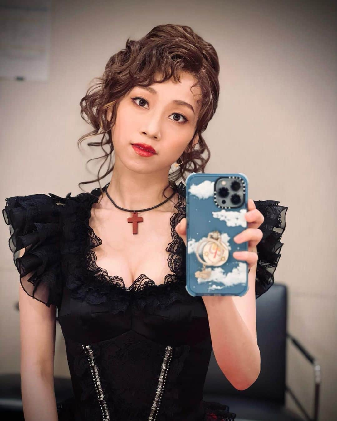 真彩希帆のインスタグラム：「みなさま、こんにちは😌  「ジキル&ハイド」の大千穐楽が無事に終わりましたが、 次のチャレンジに向かっていたため投稿がなかなかできず🤯💦  ルーシーちゃんは お稽古の最初から途中までずっと 靄がかかった場所でピース数の多いパズルを組み立てているようでしたが  彼女の心と向き合えば向き合う程、その靄は晴れていき 自然とピースがはまりだすという不思議な感覚でした🧩 （いつもその役の子によってやり方が違う😂）  今回は、珍しく色んなタイミングで胃が痛くなる事が多くて😂 ”感情を知る“という事はエネルギー使うんだよねと思う日々。  よく出来た操り人形の女の子が 知らなかった、気づかないようにしていた （気づいてしまうと生きていけないと何処かで思っていたから） 「喜・怒・哀・楽」という感情。  ジキル博士と出会う事で 「嬉しい、しあわせ、よろこび、安心」 を知りますが  同時に今まで感じようとしなかった 「苦しい、悲しい、痛い、嫌だ、辛い」 も知り 初めて”生きる”ということに向き合ったのだと思います。  最後の場面で意思を持つ目を宿すことで 人に操られる”人形“から 自らの意思で歩く”人間“になれたのかなと。  善と悪という事がテーマの作品でしたが そのどちらか片方だけはバランスが取れません。  私たちの日常もそう 良い感情だけを感じようとしても 悪い感情だけを抱えても何処かにガタがきます。  どちらもあるから、 どちらの感情も認める事が出来るからバランスが取れる。 そのどちらをより感じるようにするのかは 自分の心次第なのだなぁと😌💫  ルーシーハリスは娼婦の役（娼婦とはこういう感じだろう） というものではなく まず1人の少女と向き合うことから始めた役作りでしたが  きっと時間が経って自分の感じることや年齢、身体の変化によってまたこの子は変わるのだろうなぁと感じるお役に出会えてしあわせでした。  そして世界は自分の持つ目によって 色も感覚も何もかもが変わりどこまでも繋がって広がっていくのだと教えてもらいました。  劇場で、今回のルーシーちゃんを受け止めて 感情が生まれていく瞬間を見守ってくださった皆様本当にありがとうございました☺️🙏🏻  大千穐楽の日 「新たな生活」歌っている時に生まれた気持ちは またファンブログに綴ります📚 M-useのみなさん、もちっと待っててくださいな😌💓  #わたしのルーシー話 #真彩希帆  #ジキルアンドハイド」