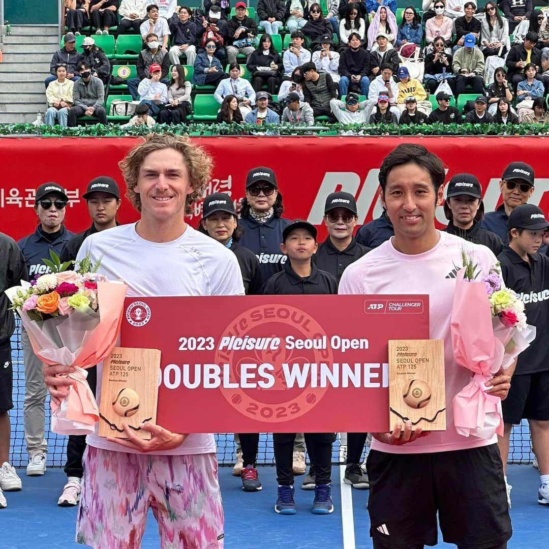 内山靖崇さんのインスタグラム写真 - (内山靖崇Instagram)「ソウルチャレンジャーダブルス優勝しました🏆  マックスからエントリー締切2時間前に「ダブルス出る？」って聞かれて、「出よう」と軽いやり取りで始まったペアで優勝まで突っ走れました。 勉強になる事もたくさんありましたし、試合を追うごとに良いプレーも増えてきて、楽しくプレー出来ました。  次の釜山チャレンジャーに向けて少し休んでからまた始動します。  応援ありがとうございました😊  Thanks for playing together my friend @maxpurcelll   #atpchallenger  #seoul  #korea  #tennis  #doubles  #champion  #maxpurcell  #yasutakauchiyama  #プロテニスプレイヤー  #内山靖崇  #積水化学  #アディダス  #ヘッド」4月30日 14時25分 - yasutaka0805