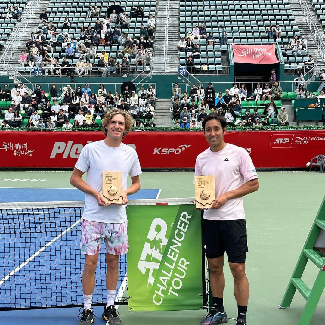 のインスタグラム：「ソウルチャレンジャーダブルス優勝しました🏆  マックスからエントリー締切2時間前に「ダブルス出る？」って聞かれて、「出よう」と軽いやり取りで始まったペアで優勝まで突っ走れました。 勉強になる事もたくさんありましたし、試合を追うごとに良いプレーも増えてきて、楽しくプレー出来ました。  次の釜山チャレンジャーに向けて少し休んでからまた始動します。  応援ありがとうございました😊  Thanks for playing together my friend @maxpurcelll   #atpchallenger  #seoul  #korea  #tennis  #doubles  #champion  #maxpurcell  #yasutakauchiyama  #プロテニスプレイヤー  #内山靖崇  #積水化学  #アディダス  #ヘッド」
