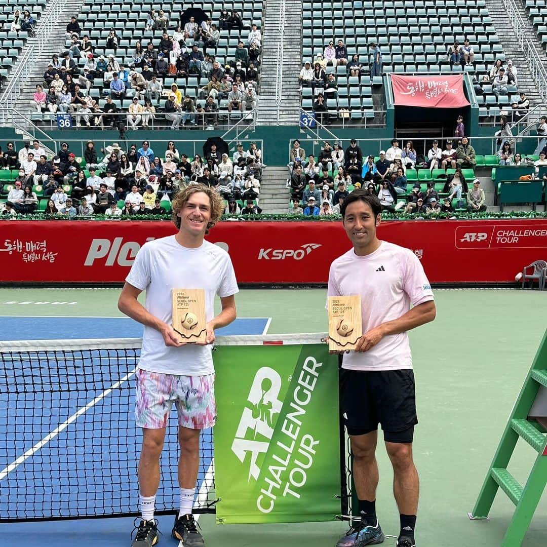 内山靖崇のインスタグラム：「ソウルチャレンジャーダブルス優勝しました🏆  マックスからエントリー締切2時間前に「ダブルス出る？」って聞かれて、「出よう」と軽いやり取りで始まったペアで優勝まで突っ走れました。 勉強になる事もたくさんありましたし、試合を追うごとに良いプレーも増えてきて、楽しくプレー出来ました。  次の釜山チャレンジャーに向けて少し休んでからまた始動します。  応援ありがとうございました😊  Thanks for playing together my friend @maxpurcelll   #atpchallenger  #seoul  #korea  #tennis  #doubles  #champion  #maxpurcell  #yasutakauchiyama  #プロテニスプレイヤー  #内山靖崇  #積水化学  #アディダス  #ヘッド」