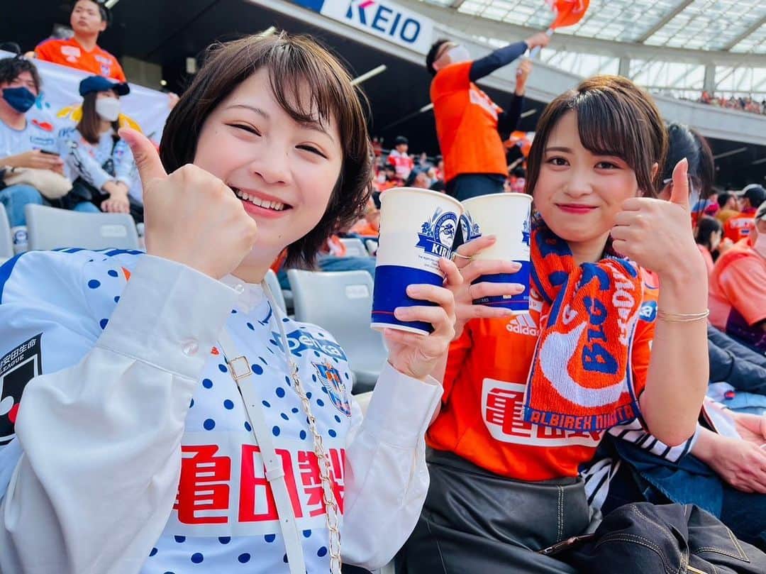 日高優希さんのインスタグラム写真 - (日高優希Instagram)「アルビFC東京戦を観戦してきました⚽️🔥  味の素スタジアムを訪れたのは去年の東京ヴェルディ戦以来半年ぶりでした！  今回は取材ではなく完全プライベートで、ということで外周の雰囲気もスタグルもばっちり楽しんできましたよ〜🙌 とくに晴天のスタジアムでいただくビールは格別でした🍻 一緒に行ってくれたNSTの桶屋アナに感謝です🥰  そして試合中はチャンスのときも、ピンチのときも大音量の声援と手拍子で選手たちを鼓舞するゴール裏の熱量に圧倒されました👏  やっぱりアルビサポは日本一のサポーターだなと体感した次第です📣🌟  またお休みのタイミングがあえばぜひアウェイ観戦したいなと思います👀  さぁ、このあとのとことんアルビ‼︎ではそんなFC東京戦の模様を現地取材した大島巧アナがお伝えします🦢 午後5時25分から、ぜひご覧ください！  #夕方ワイド新潟一番 #新潟一番  #とことんアルビ‼︎ #アルビレックス新潟 #albirex #応援番組 #TeNY #テレビ新潟 #アナウンサー #日高優希」4月30日 14時28分 - yuki_hidaka_teny