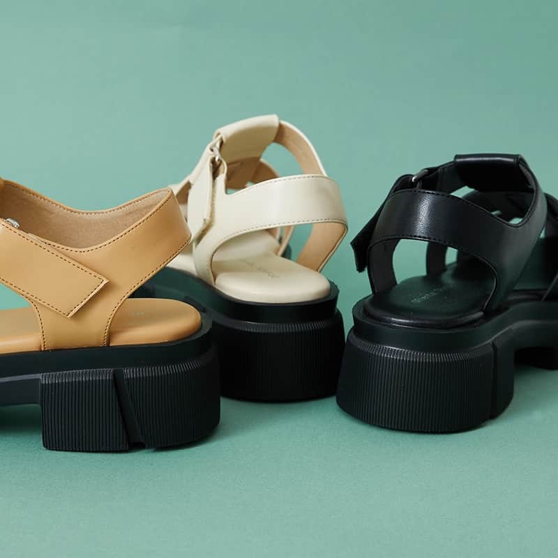 ORiental TRaffic HKさんのインスタグラム写真 - (ORiental TRaffic HKInstagram)「【#新貨上架﹕Platform Wide Strap Gurkha Sandals】  這款Gurkha Sandals用厚實的鞋底和加闊的搭帶，增添了可愛氣息，襯不同顏色的襪子都可以  鞋型較寬，寬腳掌都可有較大的活動空間，腳踝搭帶採用魔術貼，方便調整，而且容易穿脫  3色入 - Link in bio  ✨凡購買正價鞋款即可享2對8折、3對7折優惠 更多優惠詳情，請向店員查詢  #ORientalTRaffic #NewArrival #Spring #Summer #23SS #Sandals  #日本 #日本品牌 #春季鞋款 #夏季鞋款 #涼鞋」4月30日 14時30分 - oriental_traffic