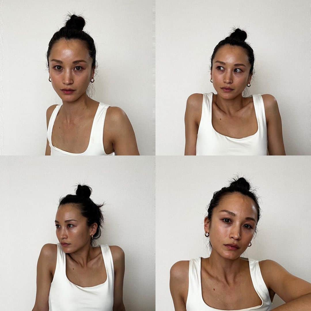 のインスタグラム：「@threecosmetics バランシングステムシリーズで精油の香りを感じながら、ゆっくりスキンケアしたよ。  ジェリーウォッシュは植物性スクラブ入りで、毛穴のスッキリ感と透明感が気持ちいい。 ぐんぐん浸透するローションとモイスチャライザーも、ハーブ由来エキスのパワーで潤いながら表面のキメを整えてくれました😊 精油の香りがとにかく心地よく、スキンケアしながら深呼吸したくなった。 男性にもおすすめです💫  レフィルもこのあと5/24から発売になり 容器はリサイクル原料80％以上ガラスを使用しています。  #threecosmetics #THREEBALANCING #BalancingStem #pr」