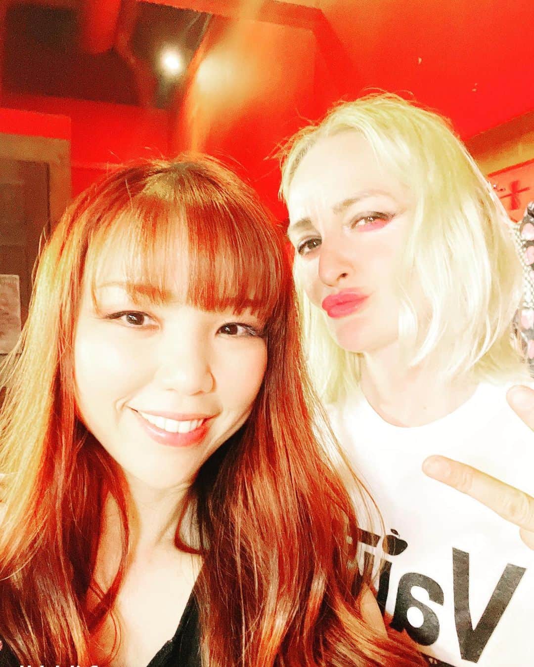 のインスタグラム：「イタリアのバンド、GoGoPoniesがめちゃくちゃかっこ良かったー❣️❣️❣️ 激しくてセクシーで可愛くて、ポップ。 なんて素敵なのでしょう😍  しかも、マッチョのTシャツを買ってくれてて、みんなで着てくれてたー😭❤️  ステージだと、ちょっと強そうな彼女たちだけど、楽屋では超可愛かったです。  LOVE YOU❤️❤️❤️」