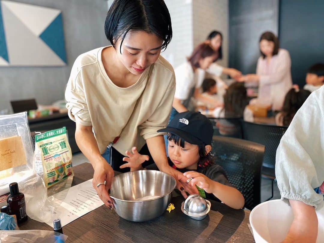 忍舞のインスタグラム：「初めてドテラのワークショップを @kayo_power さんとしてみました✨ 親子で作る無添加バスボム作り  みんな子連れだからワチャワチャだったけど みんな楽しそうにしてて 開催してよかったなぁーと✨  市販のバスボムは香料も着色料も強いから 湯船にいれるのが怖くて もらっても洗面器で遊ばせてたけど 洗面器が着色するし、お風呂場中香りが強くて私は吐き気がしてしまうので 手作りなら安心安全なので みんなに小さなオモチャも持ってきてもらって オモチャいれてバスボムを😊  夜にバスボム使ったんだけど 香りに癒されるし 息子はシュワシュワするしオモチャでるから楽しそうだしで 最高なものをつくれました。  みんなそれぞれ好きなオイルいれて それぞれみんなから 香り最高と連絡きたりして  いいワークショップできたなーと自己満🙆ww  またなんかしたいなーww  なんかあれば言ってください🫡  息子からは 「ママいつも楽しいこと考えるよねぇーー」って何回も褒め言葉いただきました❤️❤️❤️  その言葉だけで 幸せすぎて 美味しいお酒が飲めましたw  #ドテラ #手作りバスボム #無添加バスボム #自然派 #セルフケア」