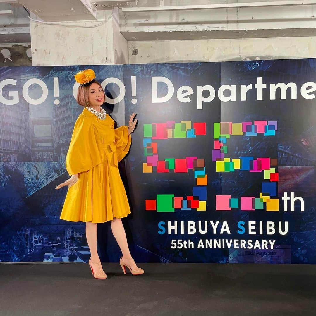 野宮真貴のインスタグラム：「. GWの初日の昨日、4/29の昭和の日に西武渋谷店55周年をお祝いするミニライブでした♪ 55名様だけのスペシャルライヴ！ 来てくれた方、本当にありがとう〜🤗 親子二世代でファンだというサンフランシスコからアメリカの方も来てくれてとても盛り上がりました！  西武渋谷のある公園通りは、若い頃から遊びや買い物でなじみにあるホームタウンみたいな場所。 そして渋谷は友達や恋人と待ち合わせする場所でもあるので、セットリストは「渋谷で5時」「東京は夜の七時」「CANDY MOON」と“待ち合わせソング”で構成。 そして最後は「陽の当たる大通り」で公園通りをアステアみたいにステップ踏んで歩いて欲しいな、という思いを込め歌いました。 楽しんでいただけたかしら？  GW中、西武渋谷店55周年イベントは続きます！ チェックしてみて！   みなさま、素敵なGWをお過ごしください❤️  @shibusei_seibu_shibuya  #渋谷西武#shibuyaseibu#55th#anniversary#菊地昇二#野宮真貴#missmakonomiya」