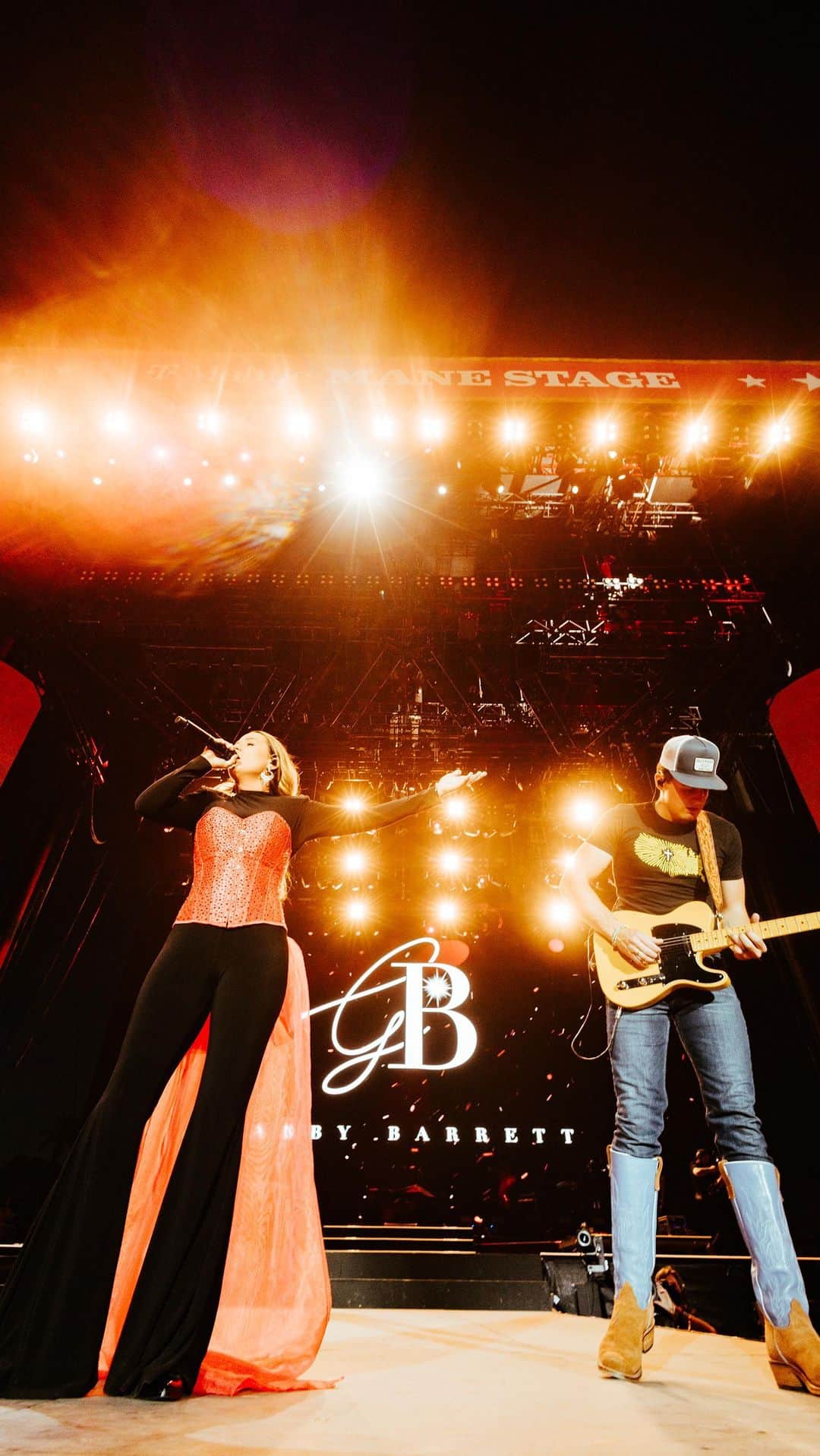 ギャビー・バレットのインスタグラム：「California sing it 🎶❤️ @gabbybarrett_   Watch the Stagecoach livestream, only on @AmazonMusic’s Twitch channel」