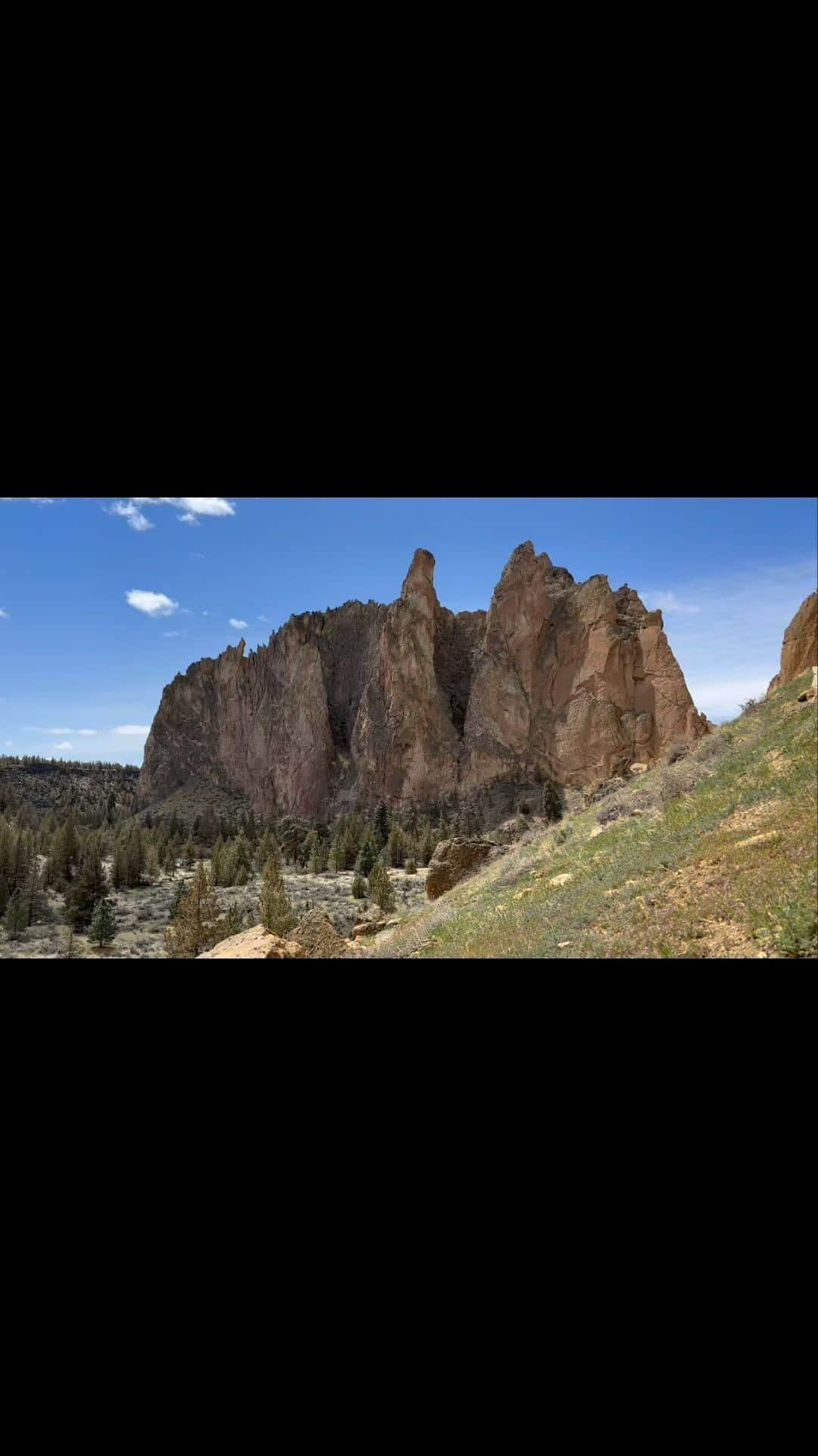 ホーランド・ロデンのインスタグラム：「Thank you to @the_adventureaddicts @quingable @fastfamvan @she.roams.wild for taking me climbing at smith rock (or as I call it fort smith and my former pro rock climbing bro insists he hadn’t climbed it even though he had) …smith rock ..that is… big wall climbers will always be avengers end game to me. (No this wasn’t our route) #smithrockclimbing」