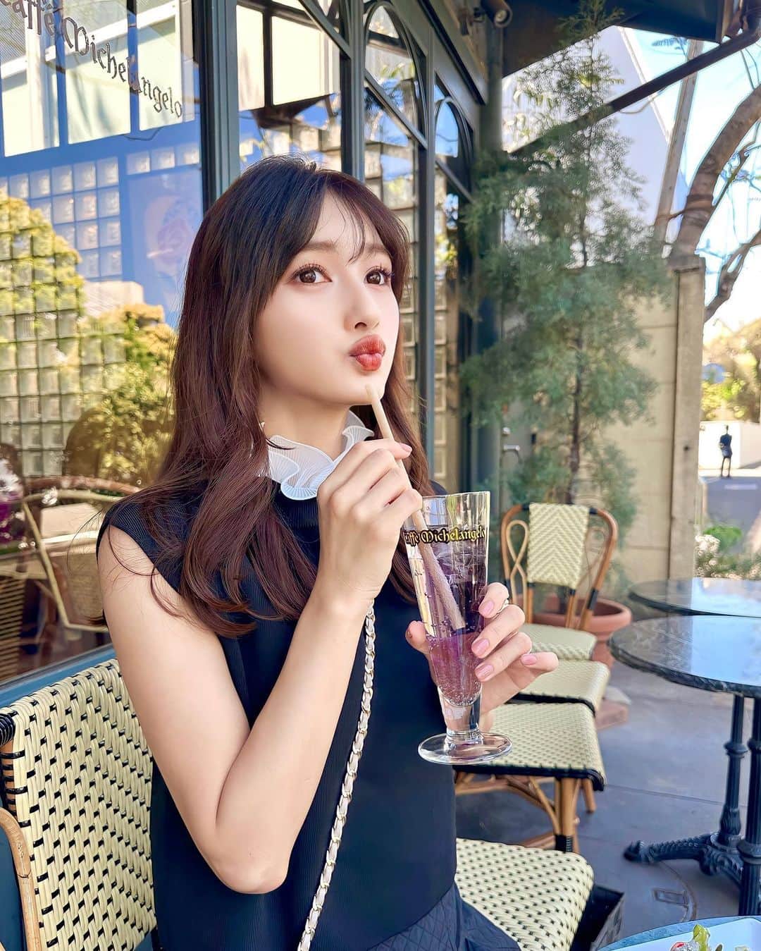 加藤瑠美のインスタグラム：「長くなりますが最近の美容医療について🪞🪽  美容医療は全て @dr.sayakanagao 先生にお任せ👩‍⚕️✨ 前回「上唇にボリュームがもう少しあっても良いかも…？」とアドバイスをいただいて、それから生活していくうちに確かにそうかも？！ナチュラルにボリュームアップしたい🥹と思うようになり満を持してさやか先生の元へ✊💨 あと、さやか先生のストーリーを見て気になっていたタレ目ボト&提案していただいた人中短縮ボトも一緒にしていただきました🫶  上唇のヒアルは不自然な仕上がりになるのが怖かったのですが、それはもう私が気付かないレベルまで細かく調整してくださり、ナチュラルにふんわりして最高の仕上がりに🥹🎶 人中短縮ボトも併せてやっていただいたので自然に人中が短く見え、改めて比べてみて感動…👏 且つ唇のヒアルは痛いとお友達から聞いていたのですが、ザロクは痛みに関してすっごくケアしてくださるのでチクっとするくらいで全然耐えられる痛みでした✨ 麻酔をして充分な時間を置き、細い針を使い、介助してくださる看護師の方もいらっしゃる中、最高の先生に施術していただけて本当に嬉しい☺️🌈 ちなみにザロクのボトに関しては、もうほぼ無痛です💡 さらに仕上がりの満足度もとても高くて、今回は目尻の白眼の幅が広がり理想の目の形に近づきました👀 白目:黒目:白目の割合が1:1:1になるのが美しいんだとか🫣  同じ悩みでも人それぞれ治療法や似合うデザインが違うと思うし、診断し施術してくださる先生によって満足度も全く変わると思います🕊️ これからも大切な顔のことは信頼できる先生にお願いしたいです🪞🤍 さやか先生、お忙しい中ありがとうございました👼  📍 @the_roppongi_clinic  @dr.sayakanagao 先生 東京都渋谷区恵比寿南3丁目11-14 03-5708-5413  #theroppongiclinic#instabeauty#ザロク#美容医療#ボトックス#ヒアル#唇ヒアル#ヒアルロン酸#人中短縮ボトックス#タレ目ボトックス」