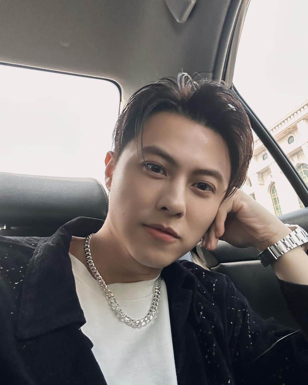 プリンス・チウのインスタグラム：「4月充實忙錄圓滿✌️🥳 五月的天即將來臨～ ㄧ起溫柔的擁抱它」