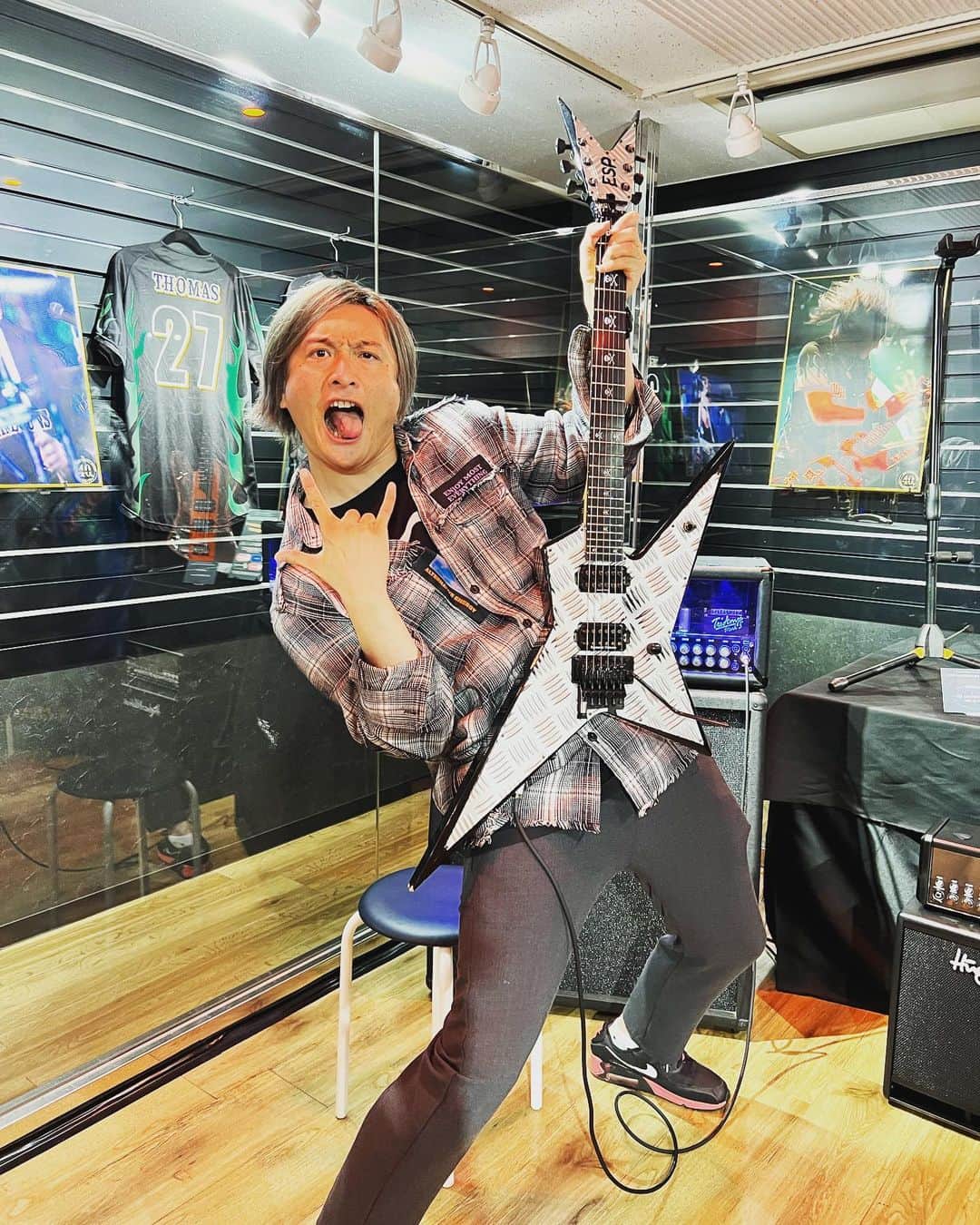 のインスタグラム：「🍊SEXMACHINEGUNSミュージアム🍊 俺の魂の叫びです🎸どうも根っからのマジンガーです☠️ いつかお会あい出来るようにがんばります 個展最高‼️  お仕事のご依頼はインスタのDMでお問合せください。  Twitterアカウント→　#jpmaesaka Twitterアカウントポケモン→#jp_pkmn YouTubeチャンネル→#モノマネモンスターJP TikTok→#monomamejp  #SEXMACHINEGUNSミュージアム #JPさんはマジンガーだってさ #出前道一直線 #歯ぐきにょーん  #🍊 #みかんのうた #松本人志 #ESPMuseum #ANCHANG  #ANCHANGSTAR #ANCHANGSTAR-II  #ANCHANGSTAR -KAMIKAZE-  #ANCHANGSTAR -KAMIKAZE IV-  #ANCHANGSTAR -髑髏よしえ-  #SHINGO☆  #STARBIRD  #STARBIRD-III  #SUSSY  #ハレンチV」