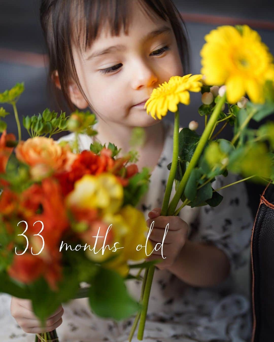 大橋菜央のインスタグラム：「Ann’s 33 months old note🖋 Check out English ver below  . . . 遅れ遅れのAnn2歳9ヶ月の記録 . 幽体離脱のようにママの上に寝転ばないと夜眠れなかったのがようやく終わった😂 . 一方で終わりが見えないイヤイヤ期 実はイヤイヤ期なのではなく性格などだと気づき出したころ🤪 . 減らせる負担があれば何でも減らそうと 久しぶりに美容室に行って前髪切ってもらってオン眉に💇‍♀️ これはこれでかわゆい🫶 . 英語の単語を覚えては 英語ヒエラルキー底辺のママに教えてくれます🥹✨ . ボキャブラリーも増えて 一丁前なことをサラッと言うのが面白すぎる笑 . . . 🧒🏻Annのことば🗣 . オムツ変えたら〜♪ホテルにいくんだよ〜〜♪(作詞作曲Ann) . アイス食べたら頭の中のこころがつめたくなっちゃった！🧊 . (Ann)まゆおばちゃんは何歳？ (ﾏﾏ)まゆおばちゃん41歳ちゃうかな〜 (Ann)大きくなったね〜！！ひかるおじちゃんも大きくなったよね〜 . ママ！いちごの英語の名前はストロベリーーってゆうよ〜〜！ お腹が空いた時は、ハングリー！！てゆうよ〜〜  アンは暑がりだから〜寒くないの . いつのことか〜分からない〜エジソンは〜♪ #思い出のアルバムと踊るポンポコリンが混じってるw . ⏲️93cm ⚖️12.7kg . . . Now Ann can sleep beside me (she needed to sleep on me up until recently…) She is still on the terrible twos, but I am slowly realizing this is maybe just her unique character🤣 She started speaking English as well, and she is trying to teach me English words, that’s very kind… It’s always fun to see her next step . . . #33monthsold #2歳9ヶ月  #annbabyliving  #thankyou4gforthebeautifulflower」