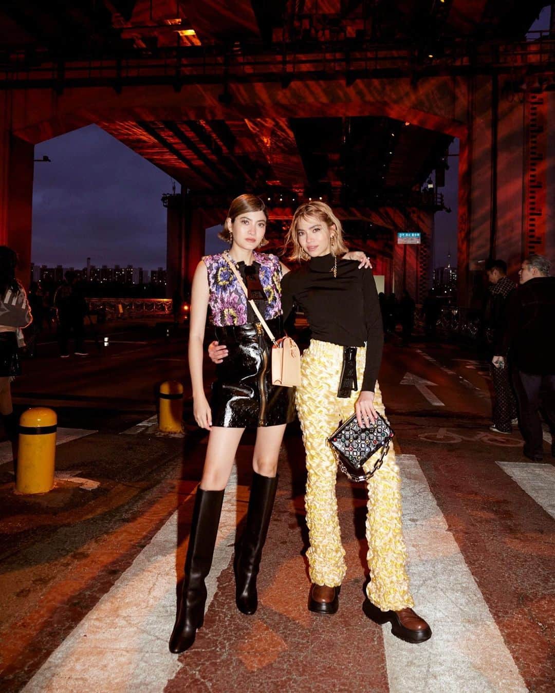 マギー・ラースリー・バーレンシエガーのインスタグラム：「What an iconic show @louisvuitton @nicolasghesquiere . Im in love with this collection and really glad to meet these wonderful people 🫶🏻☺️」