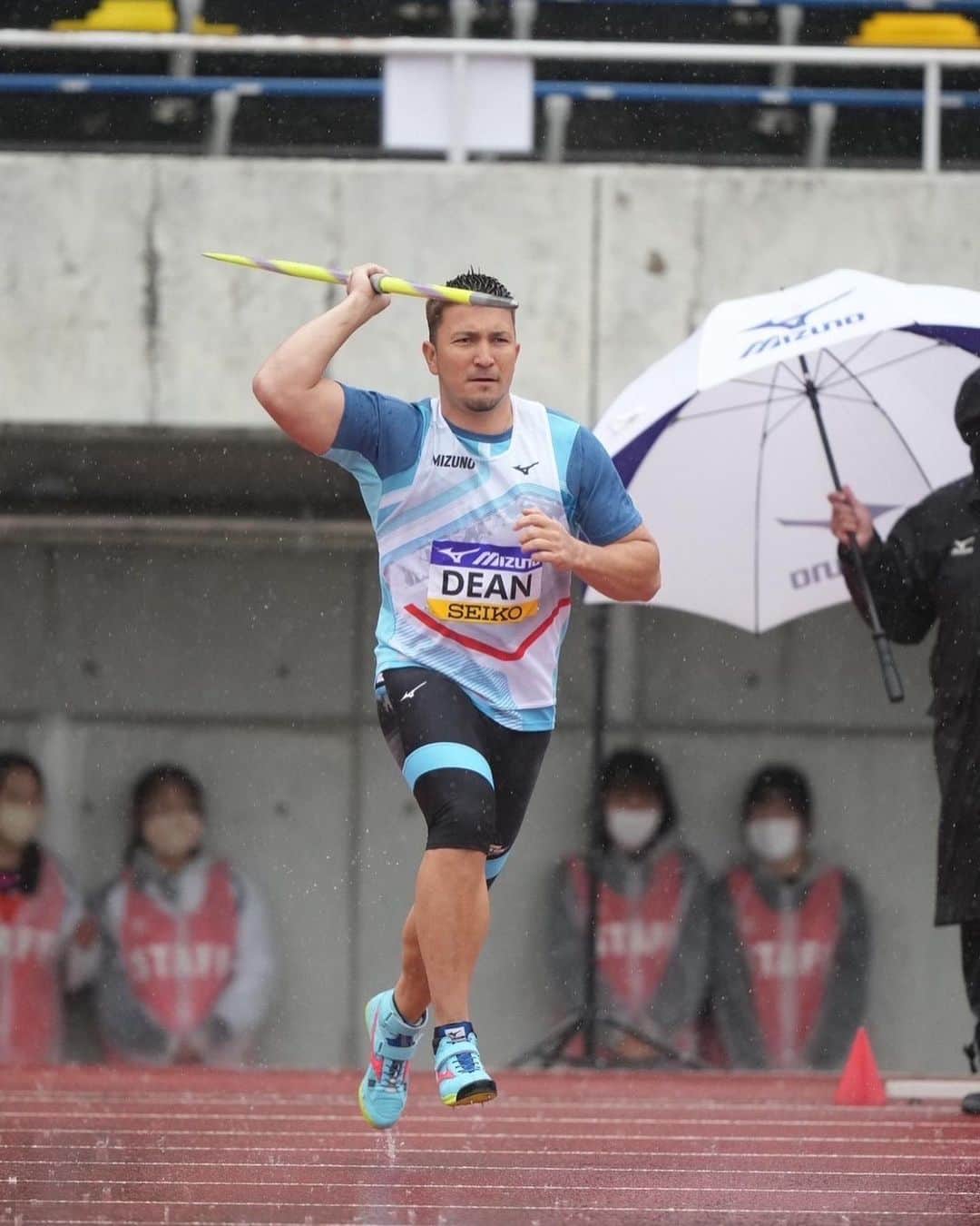 ディーン元気のインスタグラム：「77.94m🥇 Season started with tough conditions😮‍💨 Technique was so ugly and result was not I wanted but it’s just the beginning 🏃  Next stop Doha DL💎 @dohadiamondleague  Excited to be in DL after 11 years🤣💪🔥  📸©︎Agence SHOT Kikuchi  #javelinthrow #lifeisgood」