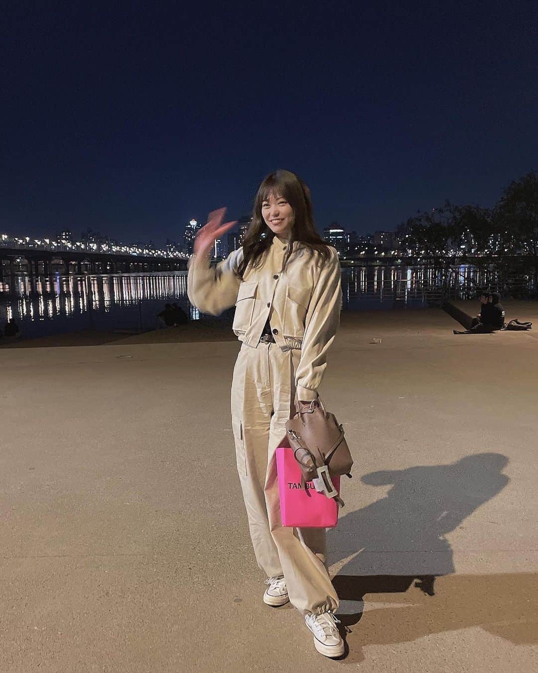 前田亜美のインスタグラム：「. . . 約4年ぶりに…韓国🇰🇷. . 行ってきました𓏸𓂂𓂃🛩. . . . 今回は急遽1人で旅に出た〜〜〜〜. . . 韓国語も話せないのに思い立ってしまって 行ってきちゃった。. . 知らない土地に 1人で行ってみたい夢があって叶ったよ……、、 . といってもお友達と合流したし助けもらった🥹🖤 . 韓国では懐かしい人と再開したり、友達に会ったり… 新しく友達ができたり‪🫶🏻 ̖́-. . 言葉通じないし不安もあったけど思い立ったら即行動だし、まぁ心で通じるか！って笑 . なにごとも挑戦するっていい事だよね。. . . 数日間、色々勉強になったし感性も研ぎ澄まされた………✨🩵. . . 縁てすごいなーって思います。. . . お買い物もできたし、美味しいものも食べたし、 いい景色もみれたし、、、 行きたかったところも行けたし……!!!! . .  そろそろ海外行きたい!! 韓国行きたい!!って思って言ってたのがほんとにすぐ叶ったから言霊すごいなって実感した🥺. . . . . ドキドキだったけど、、友達に頼りながら笑   ひとりの時間は何とかして1人でも過ごせたよ(* .ˬ.)". やればできる子🫰🏻!!!!. . .  小さい頃の感情を思い出した💭 はじめてのおつかい🤭. .  #韓国旅行  #🇰🇷 #韓国  #渡韓」