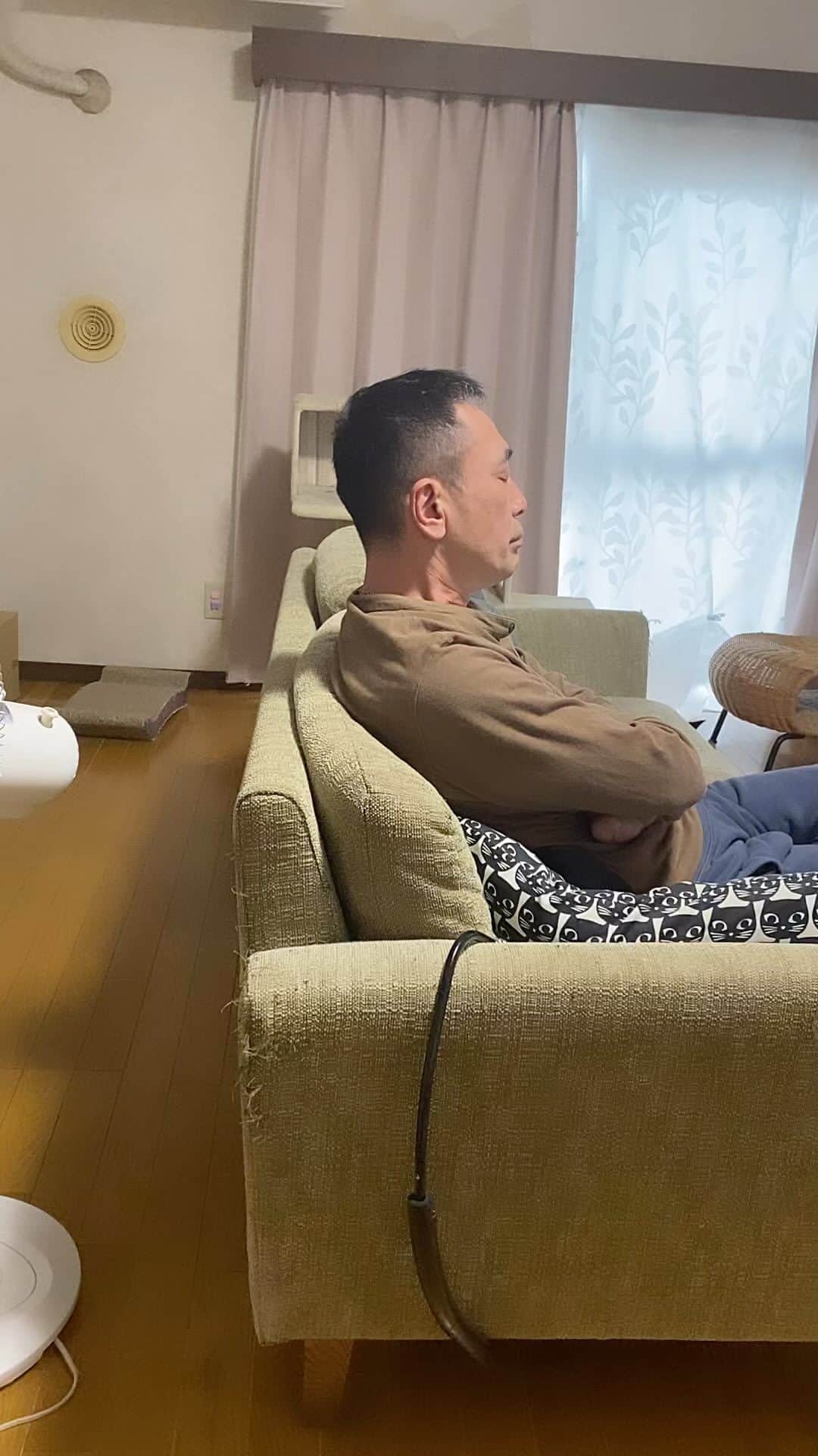 nemuru_catのインスタグラム：「#眠る夫  眠る夫💤」