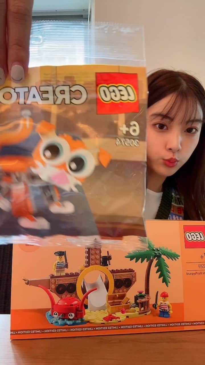 のインスタグラム：「LEGOギフトが毎回豪華で感動する、、🥹!!   本当３０分くらいで完成するけど愛着半端ないっ どこに飾ろうかな〜🆕🆕🩵  みんなGWいかがお過ごし？」