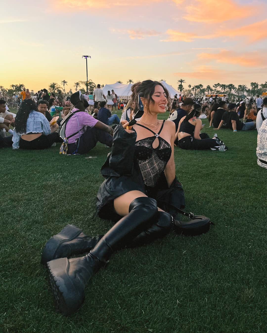 CHARLES & KEITHさんのインスタグラム写真 - (CHARLES & KEITHInstagram)「@nom_life goes goth in an all-black ensemble at Coachella, picking the #CharlesKeithPetra to complete her festival look.  #CharlesKeithSS23 #ImwithCharlesKeith」4月30日 15時00分 - charleskeithofficial