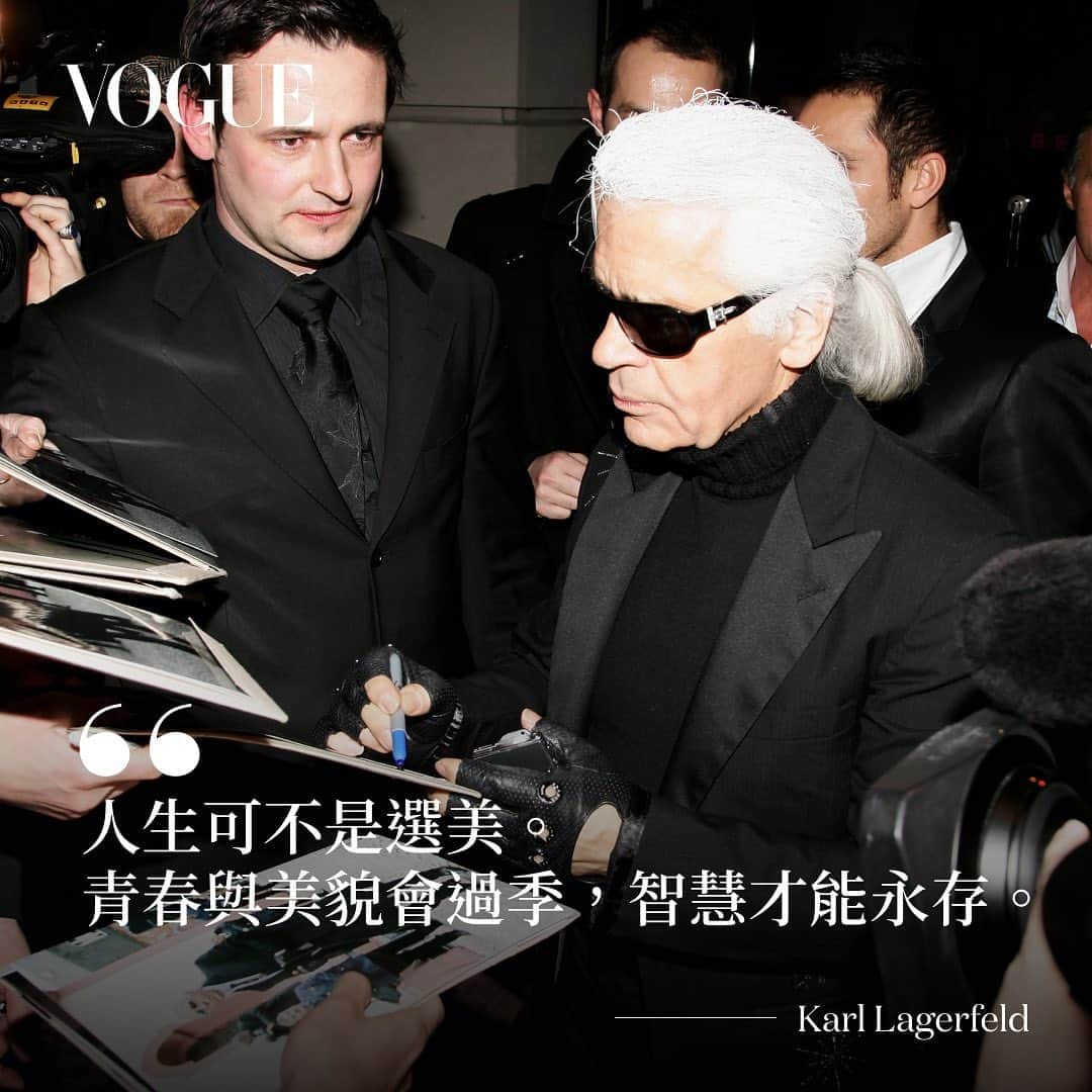 Vogue Taiwan Officialさんのインスタグラム写真 - (Vogue Taiwan OfficialInstagram)「#Vogue時尚金句 2023 Met Gala倒數一天，回顧老佛爺最一針見血的毒舌金句。  Met Gala即將在台灣時間5月2日正式登場，想了解今年的主題《Karl Lagerfeld: A Line of Beauty》，請從老佛爺的名言金句開始複習。  毒舌直率的性格與才華洋溢的天賦，共同交融在 Karl Lagerfeld 這位傳奇人物身上。他是位自信爆棚的處女座，是出了名不休息的工作狂，更是學識淵博的知識份子，他曾說：「人生可不是選美。春青和美貌會過季，唯有智慧才能永存。」  #karllagerfeld #karllagerfeldquotes #MetGala #2023metgala」4月30日 20時05分 - voguetaiwan