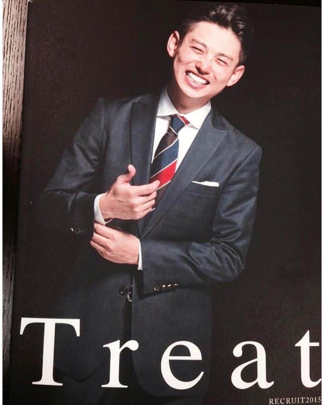 山城葉子さんのインスタグラム写真 - (山城葉子Instagram)「. rest in peace  Mr.TREATと言っていいほど、TREATの顔だったサンバ。  16年前突然東京からTREAT神戸店にきて、その夜には入社したいと言ってくれて、1ヶ月後には私たちの仲間になってくれたサンバ。 まだまだ20人くらいの本当に小さな小さなTREATに入社してくれて、激動の時代を支えてくれたサンバ。  どれだけの時間を一緒に過ごし、どれだけ一緒に涙を流し、共に夢に向かって走ったのか分かりません。 姉御、姉御と大声で呼んで、やたら電話をかけてきて、 大きな声と笑い声でメンバー皆んなを支え、メンバー皆んなにありったけの愛情を注ぎ、士気を高めてくれたサンバ。  サンバがいなかったら、今のTREATはなかった。 それは間違いありません。 グループ会社との関係性もここまで強固になれなかったし、外部とのお取り引きも出来ていなかったし、全国11店舗お店を広げることなんて出来なかった。 そしてなにより、あんなに素晴らしいメンバーたちが入社してくれる会社になれなかった。 サンバは、今のTREATの基礎を築いてきてくれた素晴らしい立役者です。  最後の5年近く、疎遠になってしまっていたけど、思い出すのはサンバの笑顔ばかり。 「姉御〜」と大声て呼ばれる声ばかり。 「これうめ〜」って喜んでる笑顔ばかり。  エイプリールフールに毎年朝イチにサンバに電話してサンバを驚かせてた日が懐かしい。 お酒飲み過ぎた翌日に私が神戸店のレセプションで叱っていた日に戻りたい。 夜中に一緒にサンバと浩美とラーメン食べに行きたいです。  会社説明会のカタログを毎年こだわって作っていたのですが、サンバを表紙にした時のカタログは、梓と私が手がけた中1番の出来でした。 なぜならサンバの笑顔が本当に無邪気で可愛くて、爽やかで愛に溢れているから。 この笑顔こそがTREATそのものだから。  サンバ、TREATを一緒に作り上げてくれて、いつも隣にいてくれてありがとう。 あの頃の仲間たちとの時間を私は一生忘れません。 本当に楽しく濃く掛け替えのない時間たちでした。  どうか浩美と可愛い子供たちを天国から見守ってあげてください。 心からご冥府をお祈りします。  ーーーーーーーーーーーーー  写真1  TREAT新卒カタログのカバー 写真2 浩美サンバと3人でマリックの結婚式 写真3 ２人の結婚式でTREATメンバーと 写真4 TREATキックオフでの余興のサンバ 写真5 ともちゃんの結婚式でのサンバ 写真6 私の入院中に何度もお見舞いに来てくれたサンバ  最後に一度だけ"ごめんね"って抱きしめたかったです。 悔いが残るけど、私の中でのサンバはこの写真のような笑顔のサンバでいっぱいです。」4月30日 15時14分 - yokoyamashiro