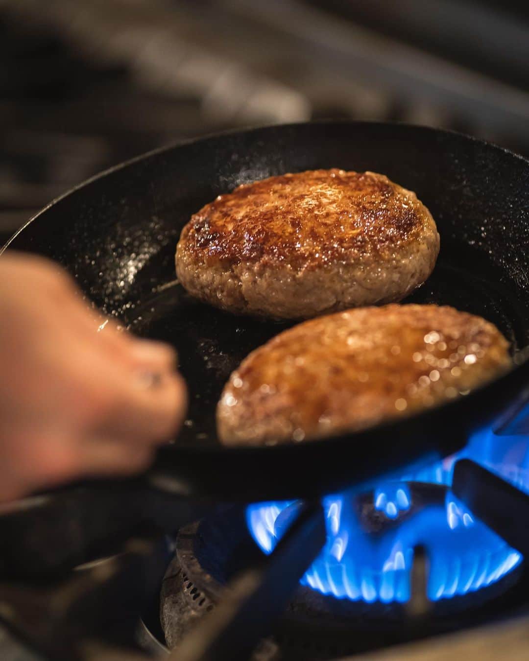 FORTUNE GARDEN KYOTOのインスタグラム：「⁡ ⁡ 「ステーク・アッシェ」 ⁡ お肉を粗挽きで楽しむフランスのハンバーグ ⁡ 和牛と国産牛を合わせ繋ぎをあえて使わず お肉本来の旨さを楽しめます ⁡ サルサヴェルデやタスマニアマスタードなどの 酸味のあるソースと合わせてどうぞ ⁡ #fortunegardenkyoto #フォーチュンガーデン京都 #pdsのある人生 #おもてなしが好きだから #そうだ京都行こう」
