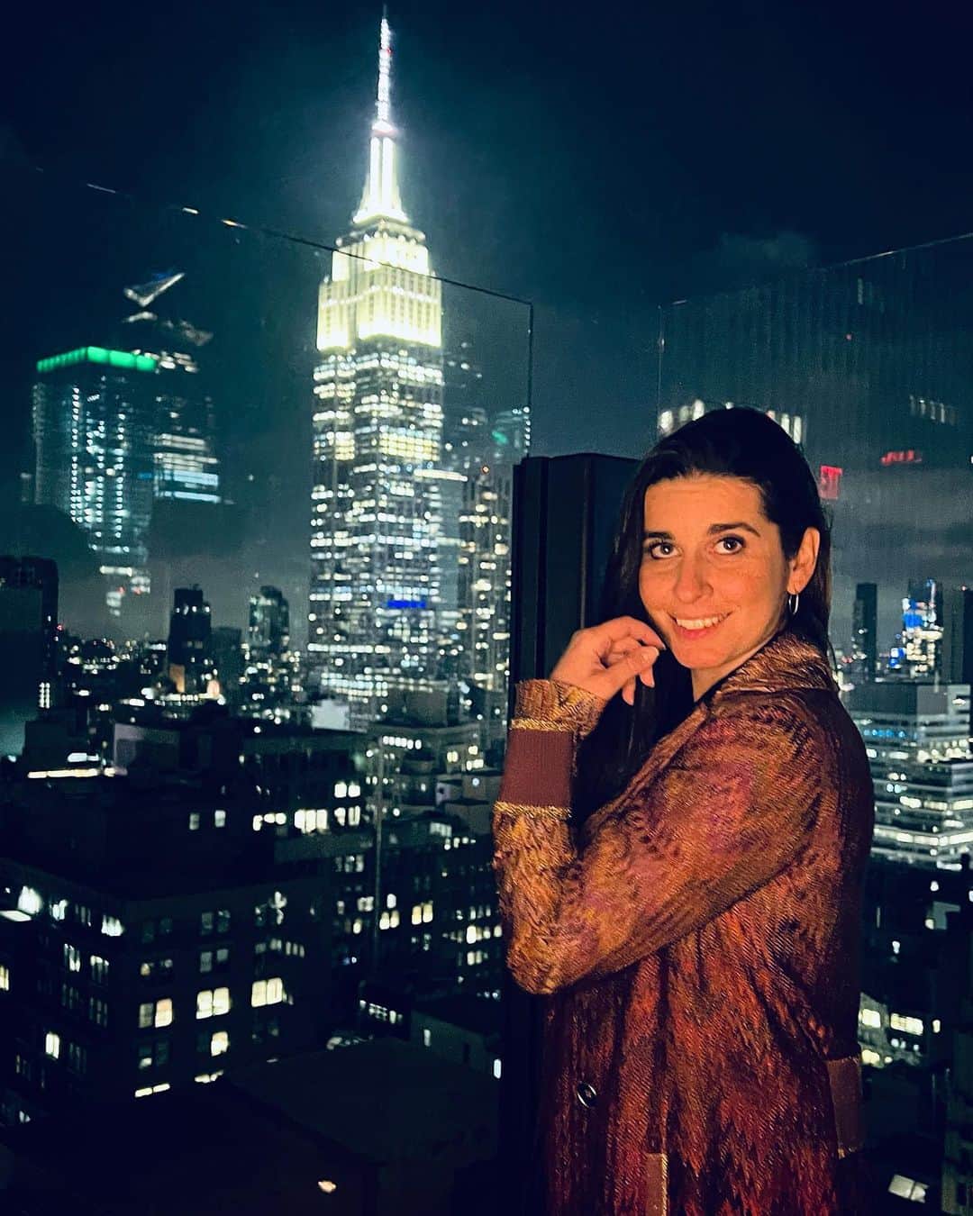 ヴァレンティーナ・マルケイさんのインスタグラム写真 - (ヴァレンティーナ・マルケイInstagram)「1. l’affare del secolo: un ombrello “I love Ny” per la modica cifra di 22$. Dei veri turisti imbruttiti!☔️  3. Anche con la bufera non avrei mai rinunciato alla foto con l’Empire State Building illuminato.🌃  4. Vuoi non farti un giro, sotto la pioggia, per lo spuntino di Mezzanotte a Time Square? 🌇  6. Il Rockefeller center senza pista  di pattinaggio ,è un Rockefeller center a metà ⛸️  7. Perdersi in metro e ritrovarsi in New Jersey a riabbracciare la famiglia Grambone che mi ha ospitata a casa loro, per 2 anni,  nel 2008, quando mi allenavo qui👨‍👩‍👧‍👦  Tutto molto bello. A parte il tempo 😂  #bigcitylife #newyork 🍎」4月30日 15時21分 - valemarchei14